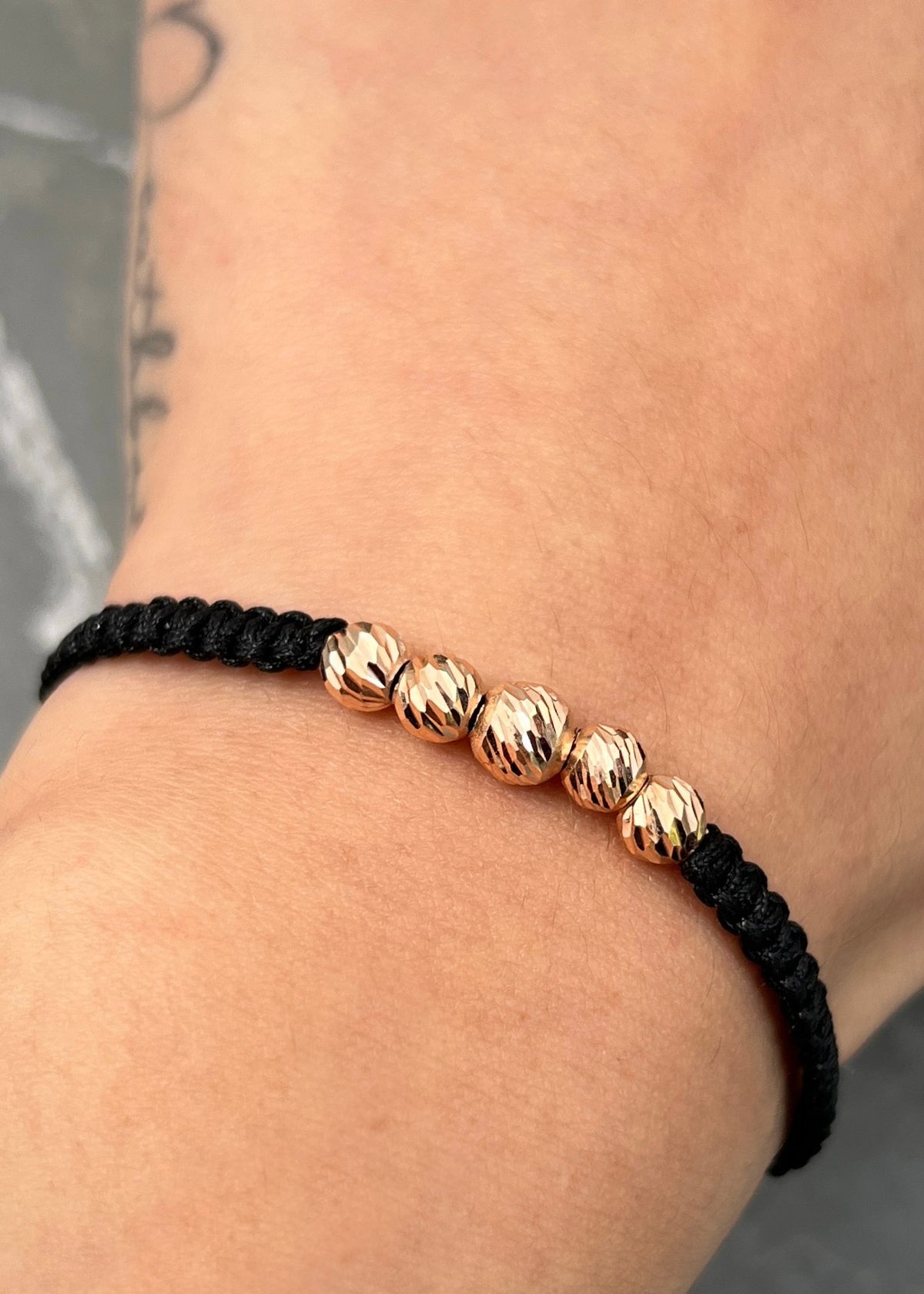 Pulsera en Hilo Negro con Bolas Diamantadas 0.8gr — Oro Rosado