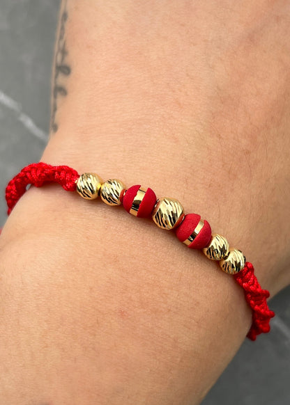 Pulsera en Hilo Rojo con Bolas Diamantadas y Neoros 0.8gr — Oro Amarillo