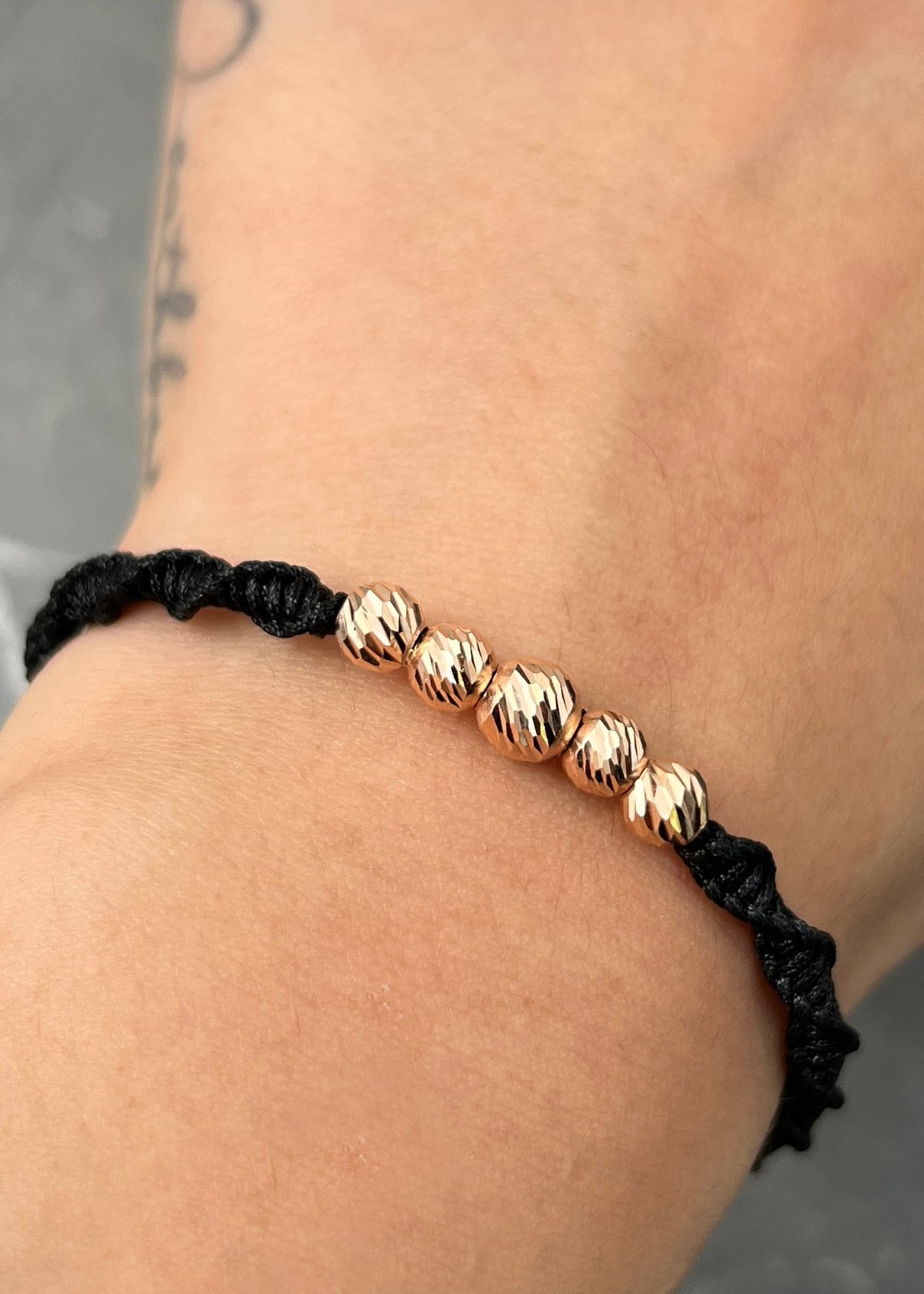 Pulsera en Hilo Negro con Bolas Diamantadas 0.8gr — Oro Rosado