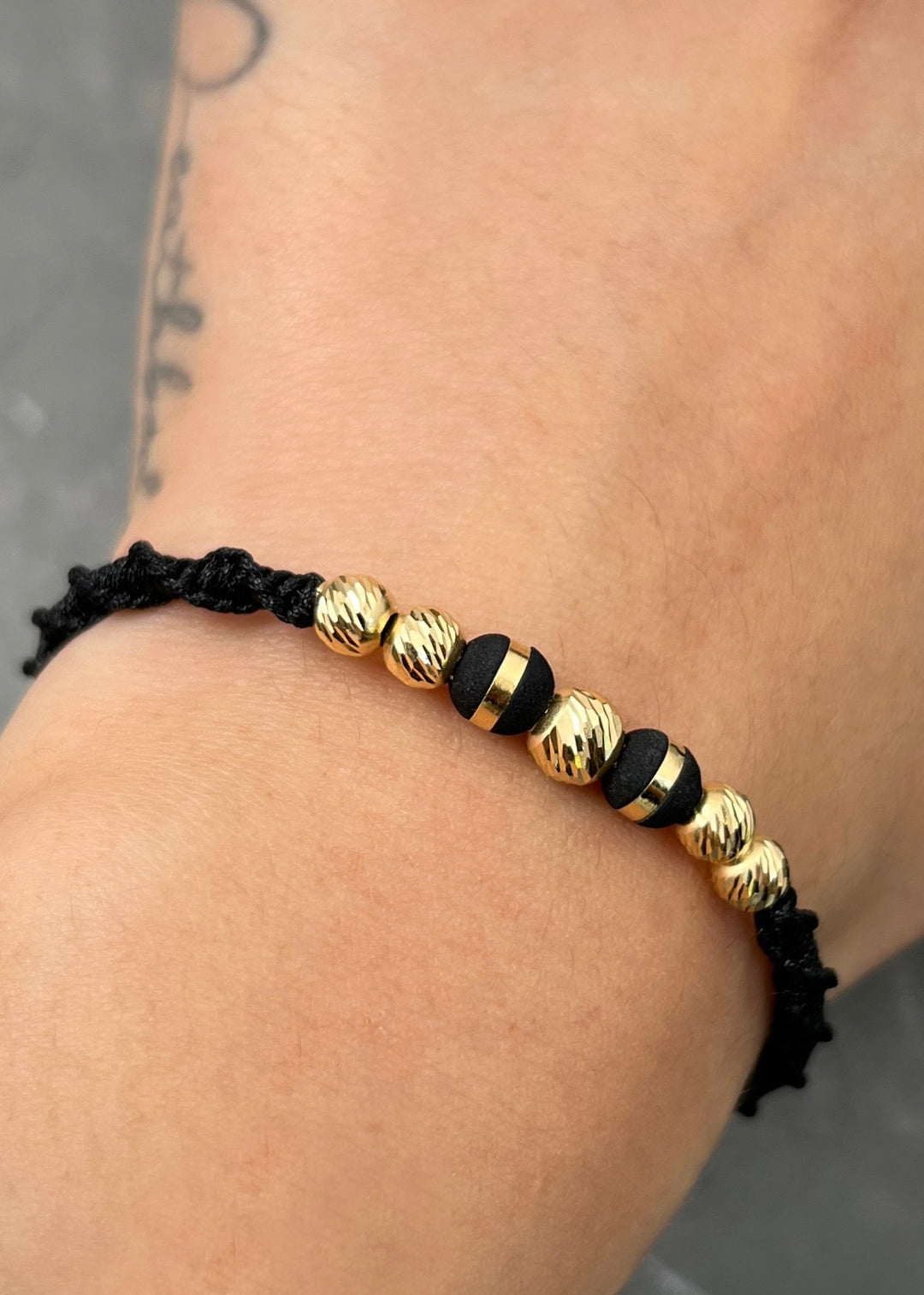 Pulsera en Hilo Negro con Bolas Diamantadas y Neoros 0.8gr — Oro Amarillo