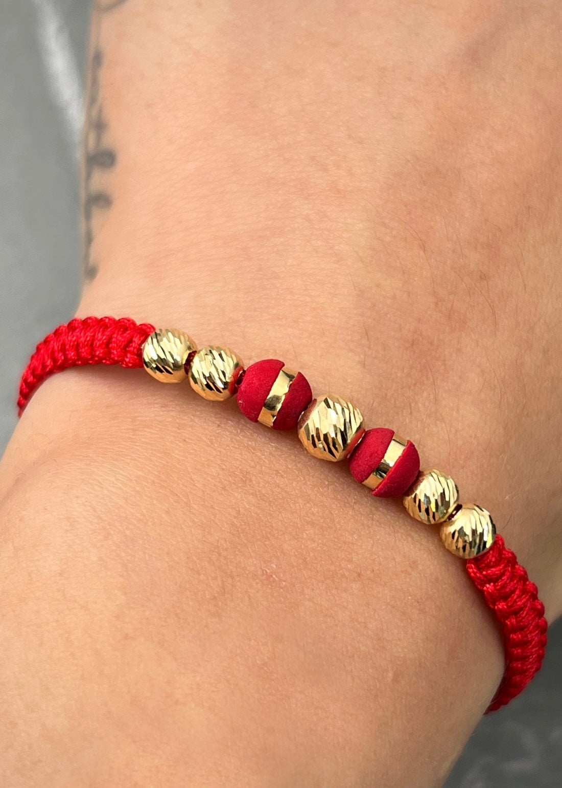 Pulsera en Hilo Rojo con Bolas Diamantadas y Neoros 0.8gr — Oro Amarillo