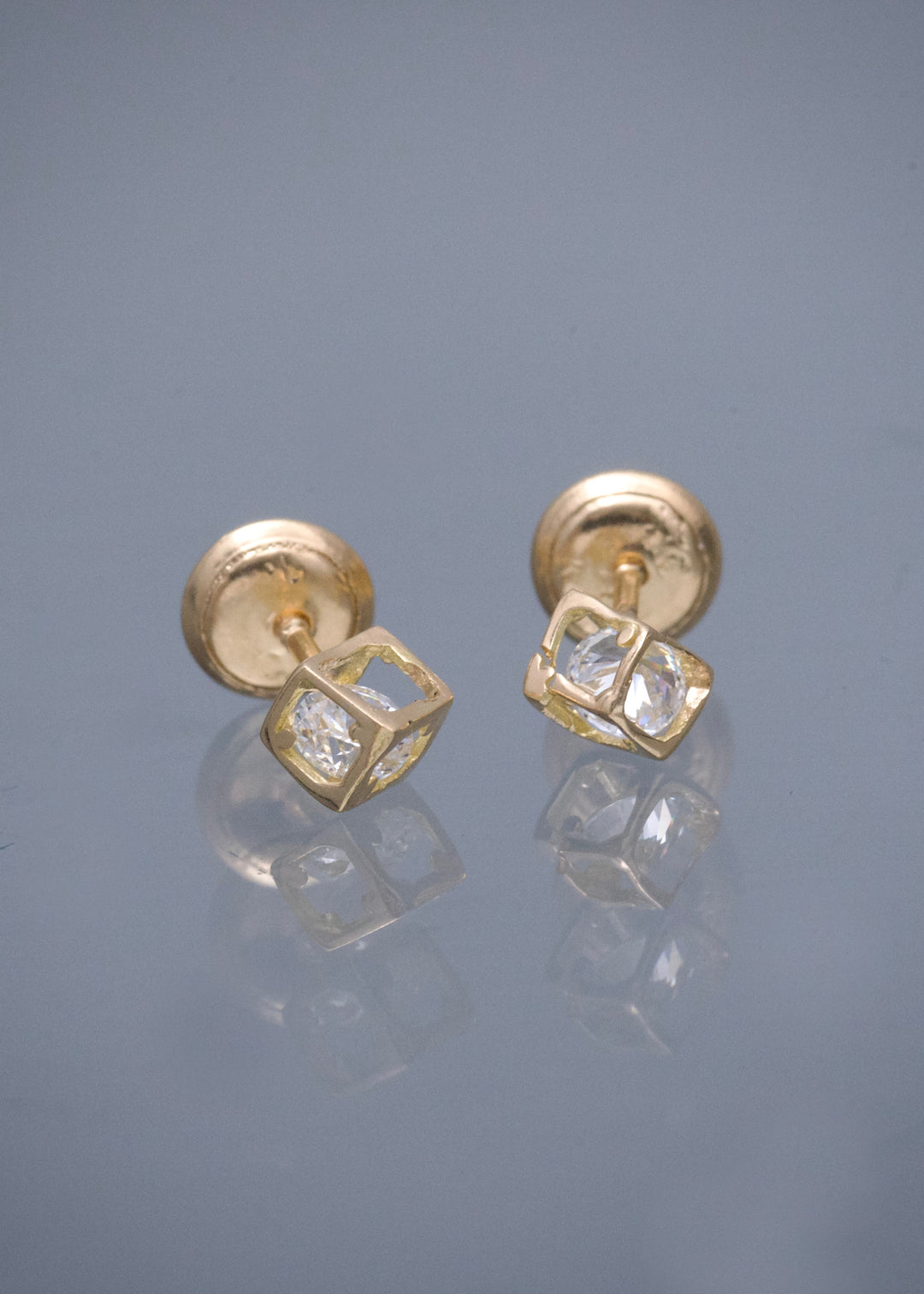Topos Cuadrado con Swarovski Blanco 0.8gr / 0.5cm / 5mm — Oro Amarillo