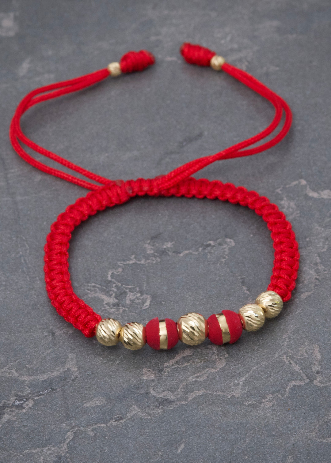 Pulsera en Hilo Rojo con Bolas Diamantadas y Neoros 0.8gr — Oro Amarillo