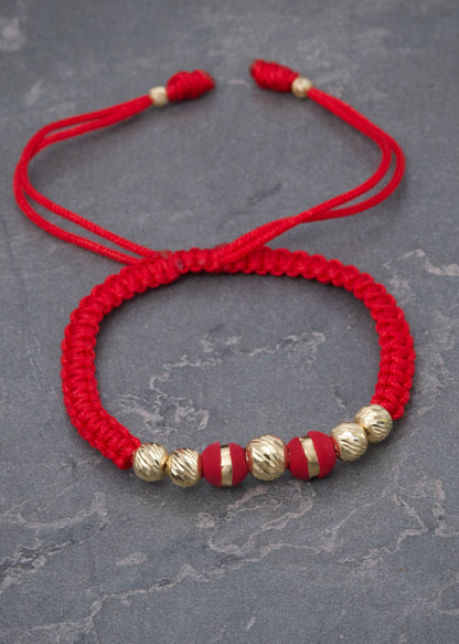 Pulsera en Hilo Rojo con Bolas Diamantadas y Neoros 0.8gr — Oro Amarillo