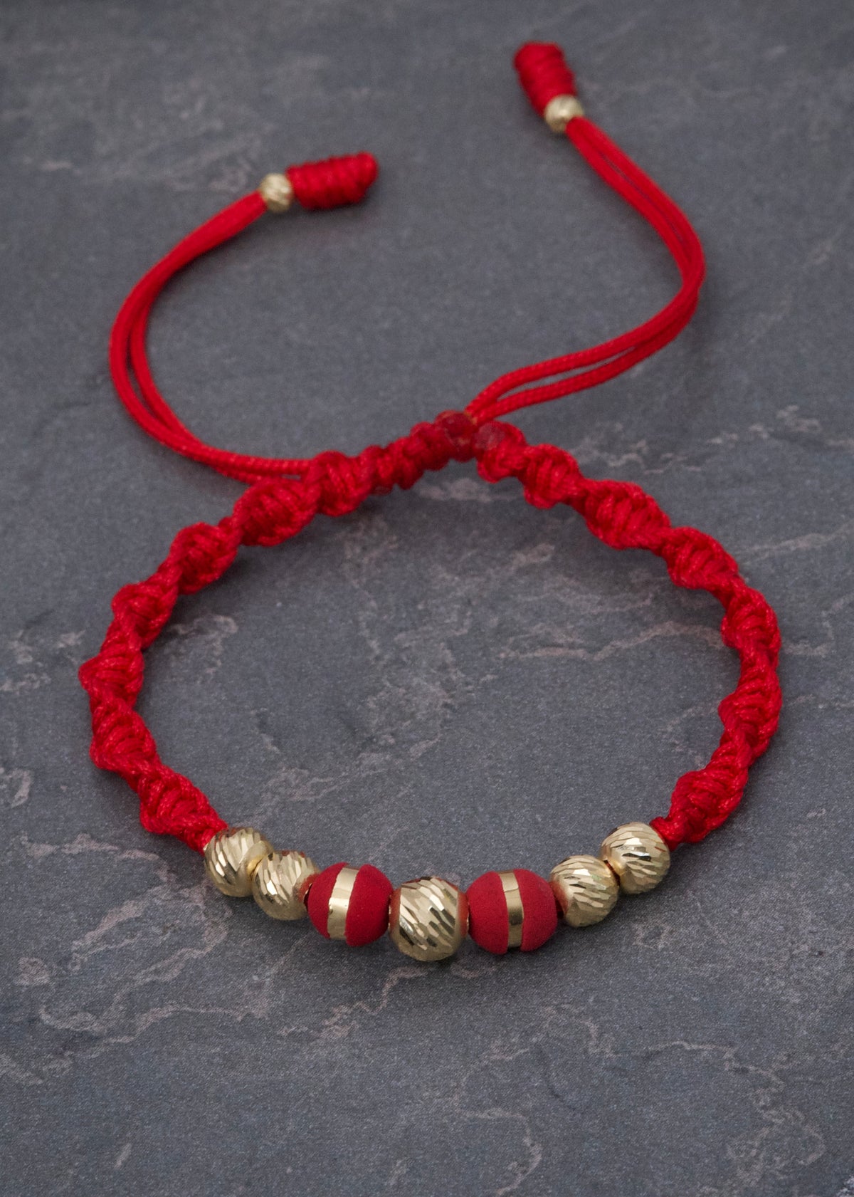 Pulsera en Hilo Rojo con Bolas Diamantadas y Neoros 0.8gr — Oro Amarillo
