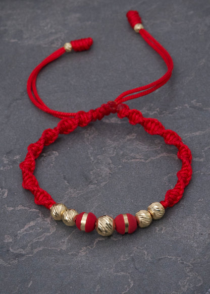 Pulsera en Hilo Rojo con Bolas Diamantadas y Neoros 0.8gr — Oro Amarillo