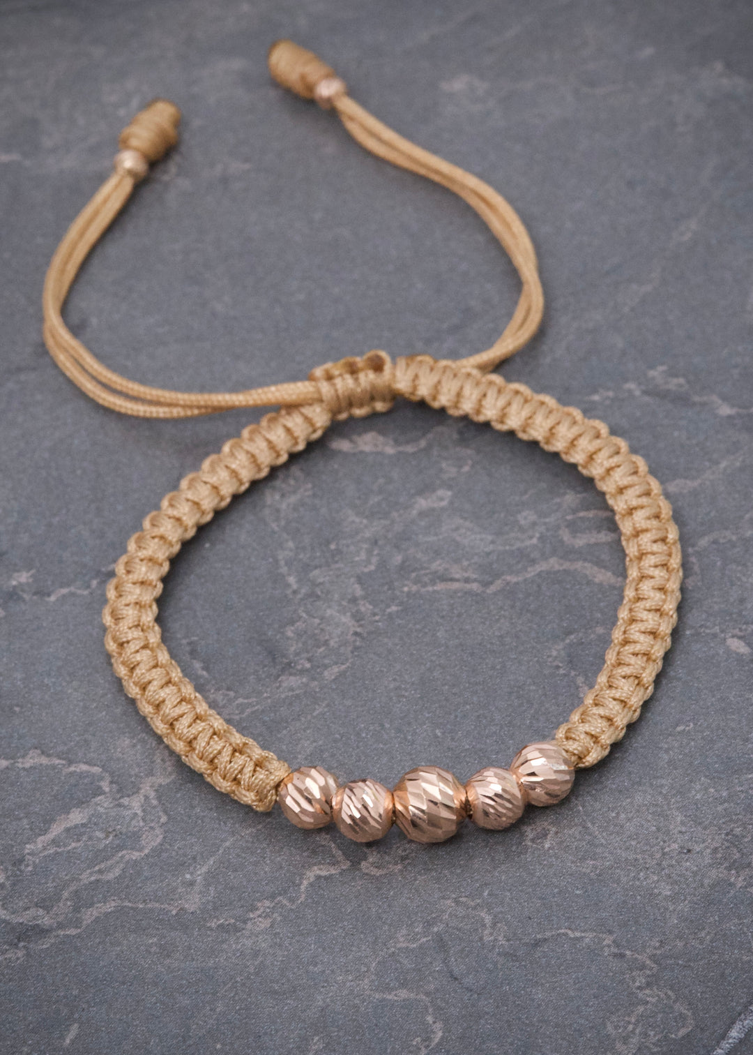 Pulsera en Hilo Beige con Bolas Diamantadas 0.8gr — Oro Rosado