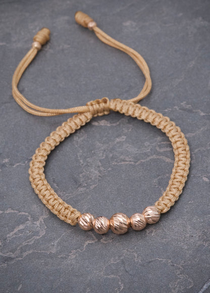 Pulsera en Hilo Beige con Bolas Diamantadas 0.8gr — Oro Rosado