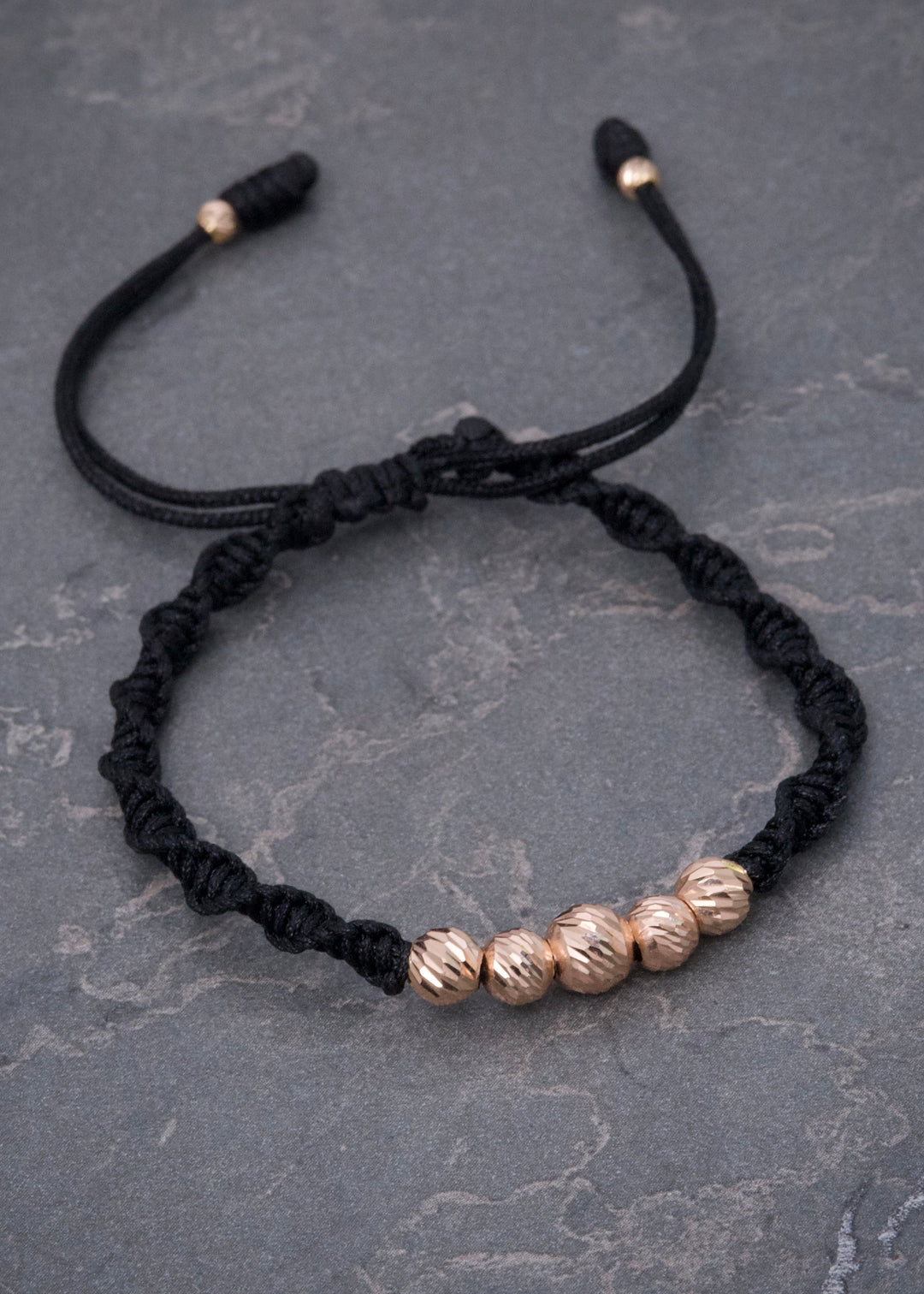 Pulsera en Hilo Negro con Bolas Diamantadas 0.8gr — Oro Rosado