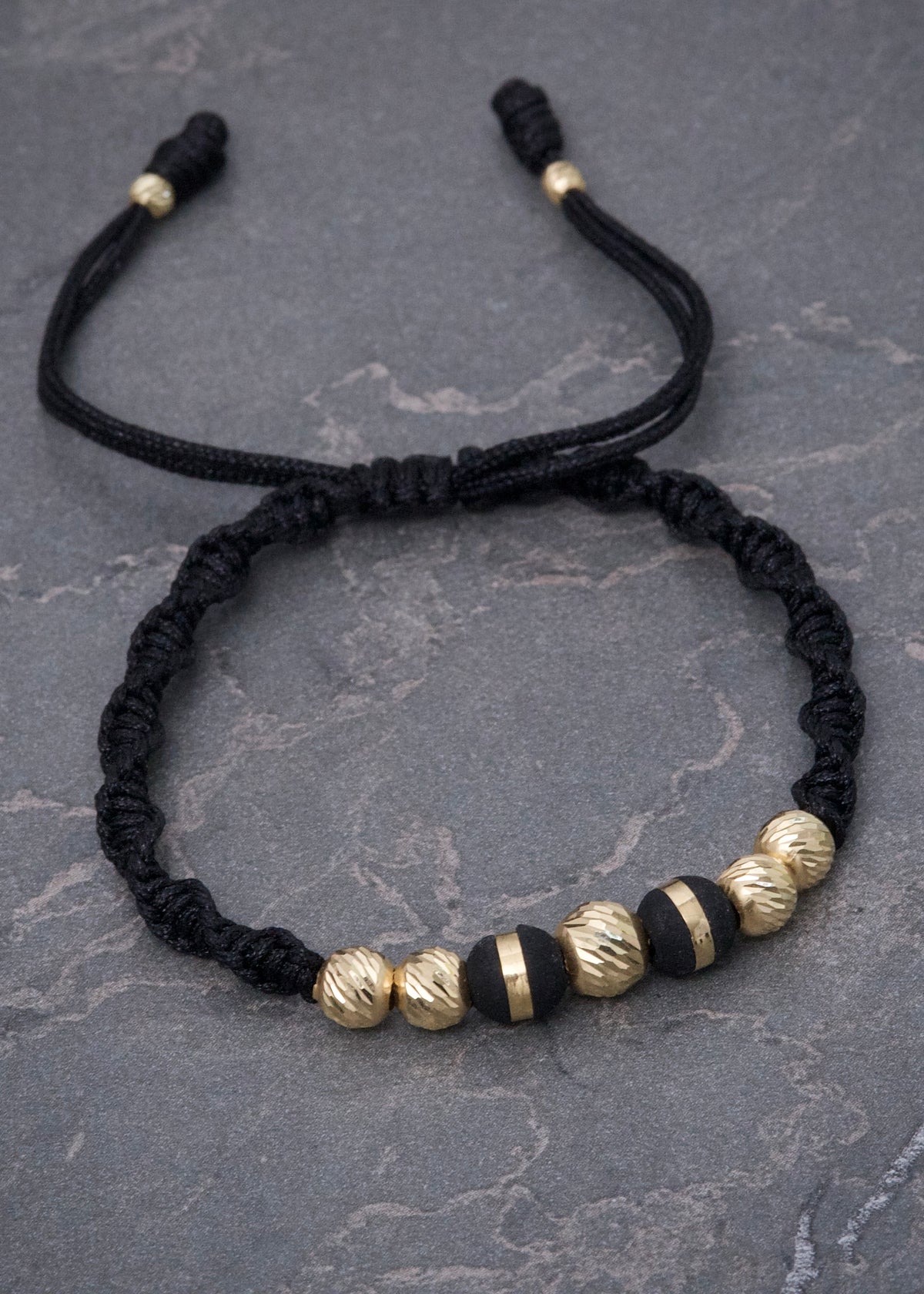 Pulsera en Hilo Negro con Bolas Diamantadas y Neoros 0.8gr — Oro Amarillo