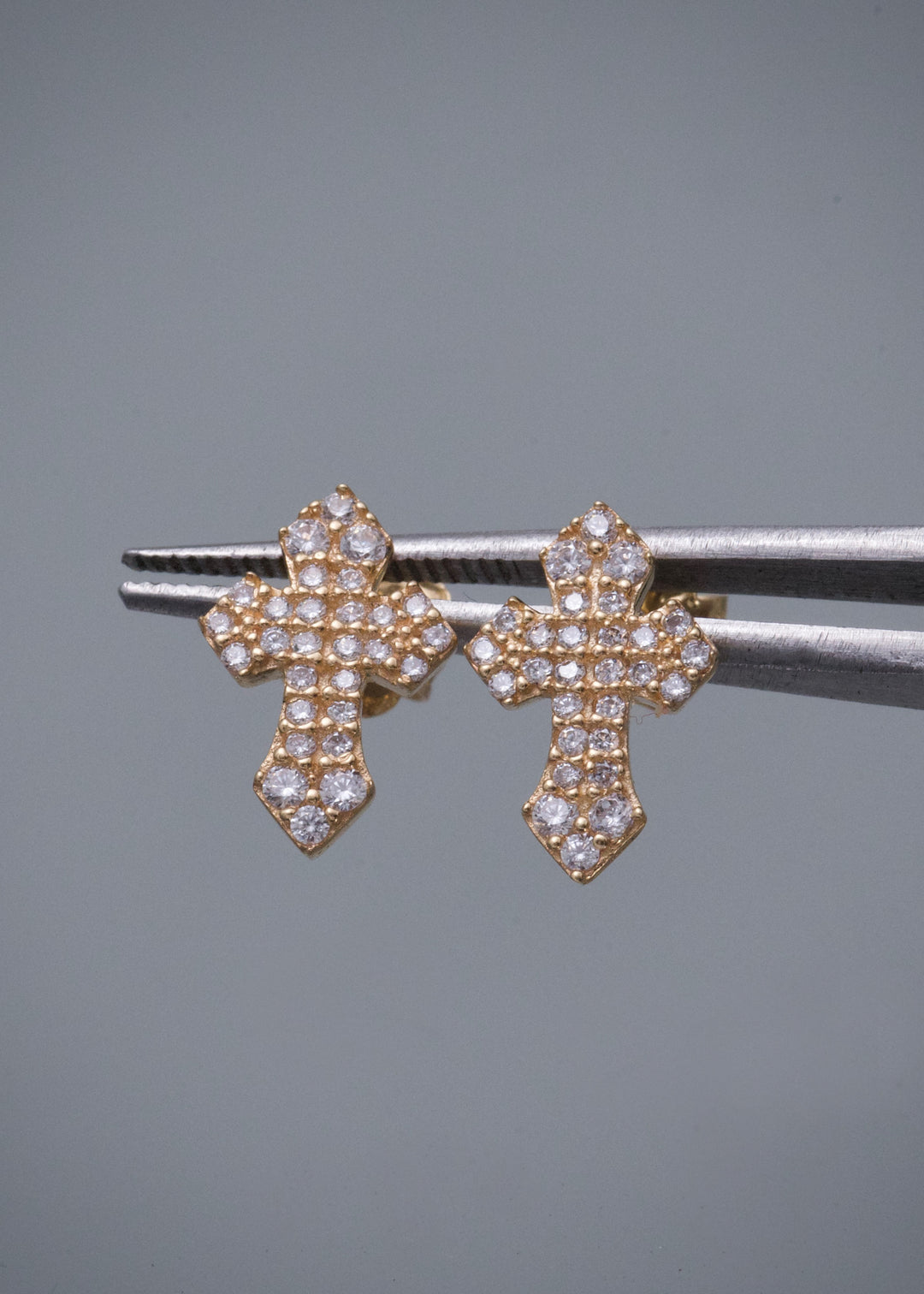 Topos Cruz con Swarovski Blanco 1.95gr / 1.2cm / 8.4mm — Oro Amarillo