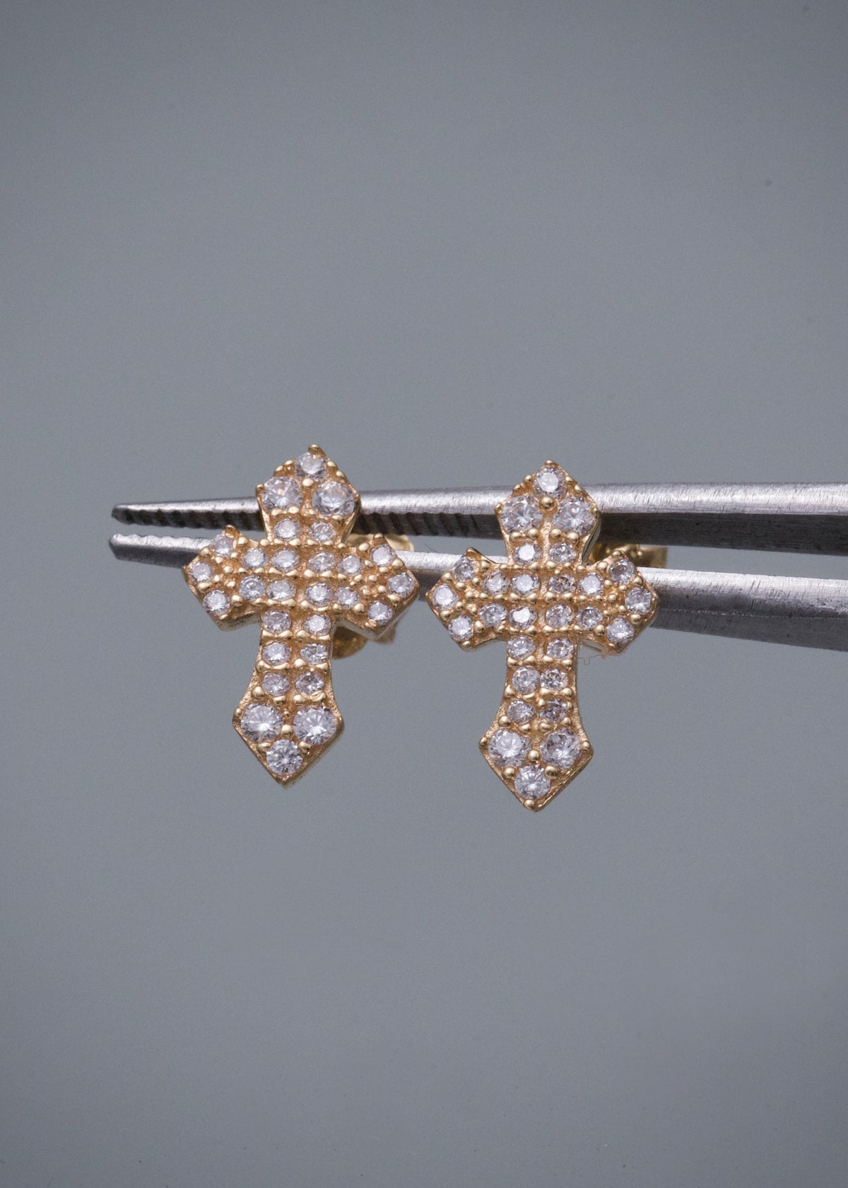Topos Cruz con Swarovski Blanco 1.95gr / 1.2cm / 8.4mm — Oro Amarillo