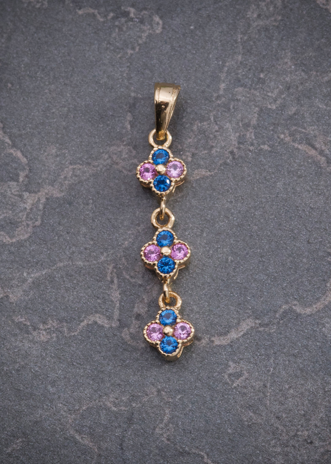 Dije Flor con Swarovski Rosado y Azul 1.6gr / 3.1cm / 6mm — Oro Amarillo