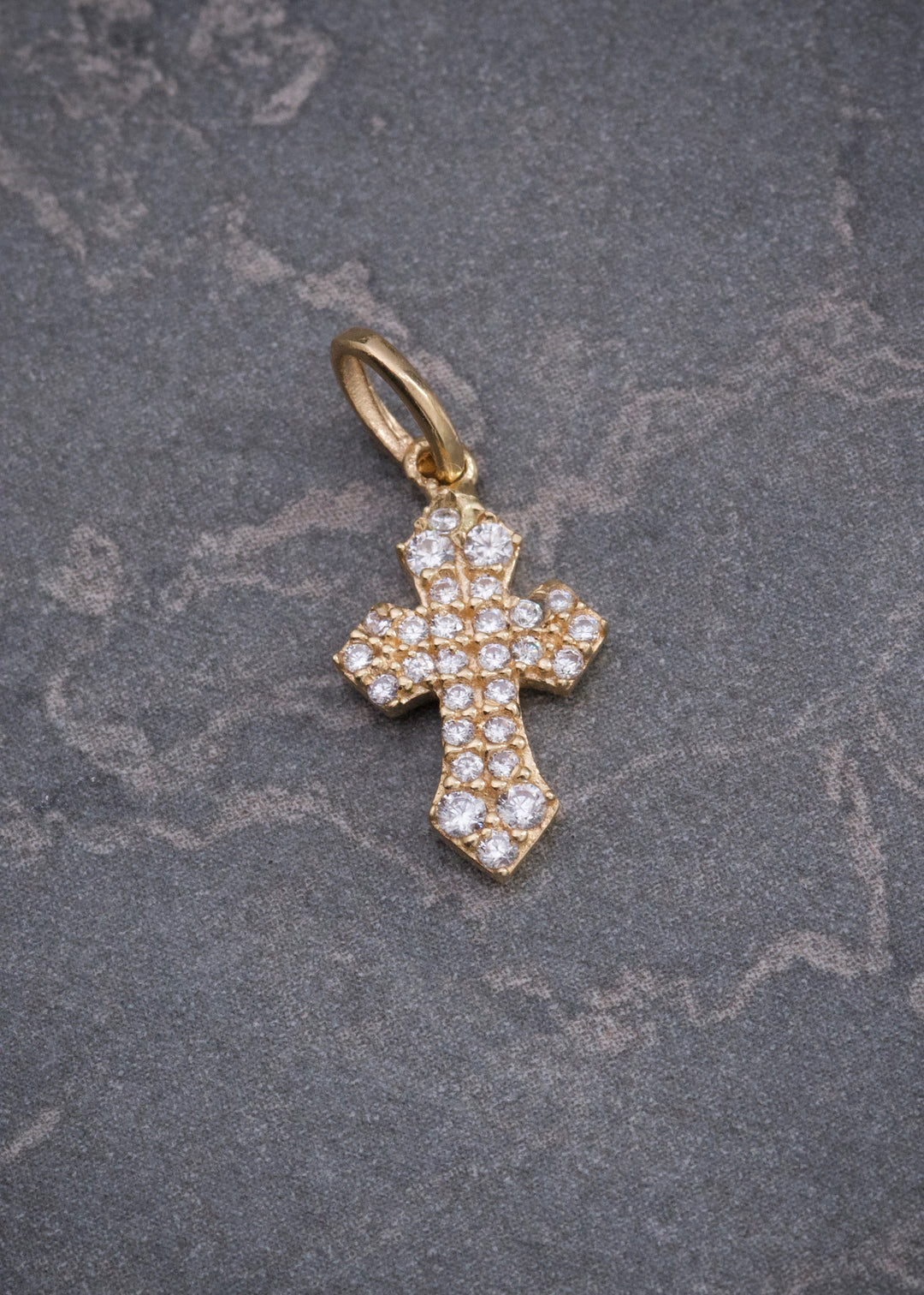 Dije Cruz con Swarovski Blanco 0.8gr / 1.7cm / 8.4mm — Oro Amarillo