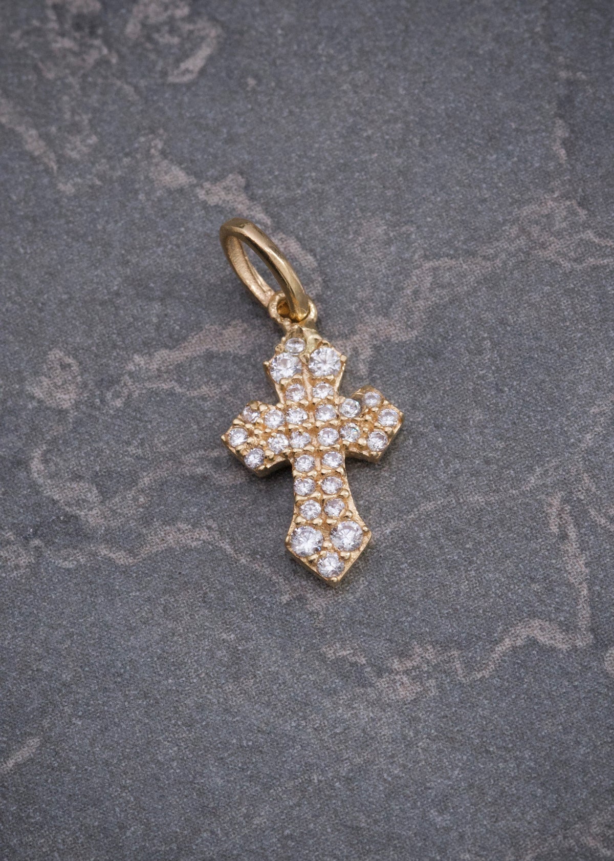 Dije Cruz con Swarovski Blanco 0.8gr / 1.7cm / 8.4mm — Oro Amarillo