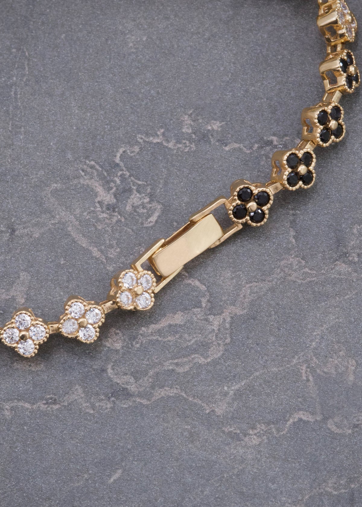 Pulso Flor con Swarovski Blanco y Negro 12.25gr / 19c.5m / 6mm — Oro Amarillo