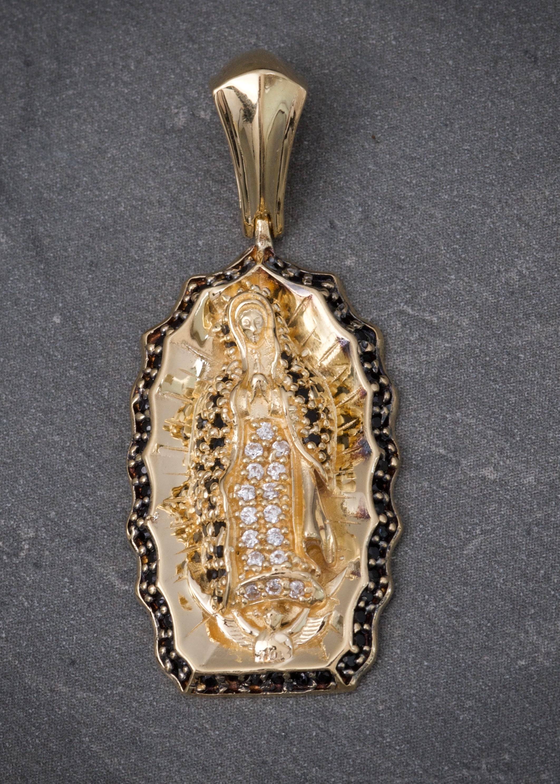 Dije virgen de guadalupe con swarovski negro y blanco 5.1gr / Largo 3.5cm / Oro Amarillo Nac M
