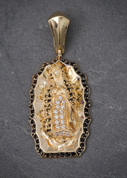 Dije virgen de guadalupe con swarovski negro y blanco 5.1gr / Largo 3.5cm / Oro Amarillo Nac M