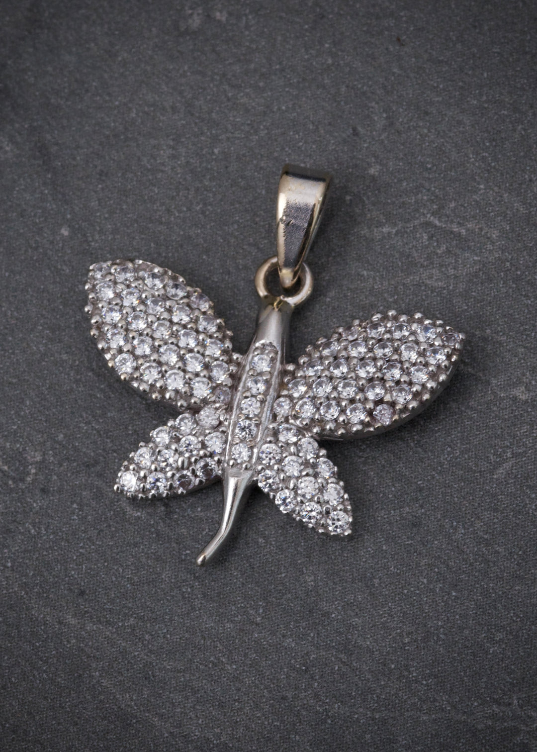 Dije mariposa con swarovski blanco 2.4gr / Largo 2.2cm — Oro Blanco