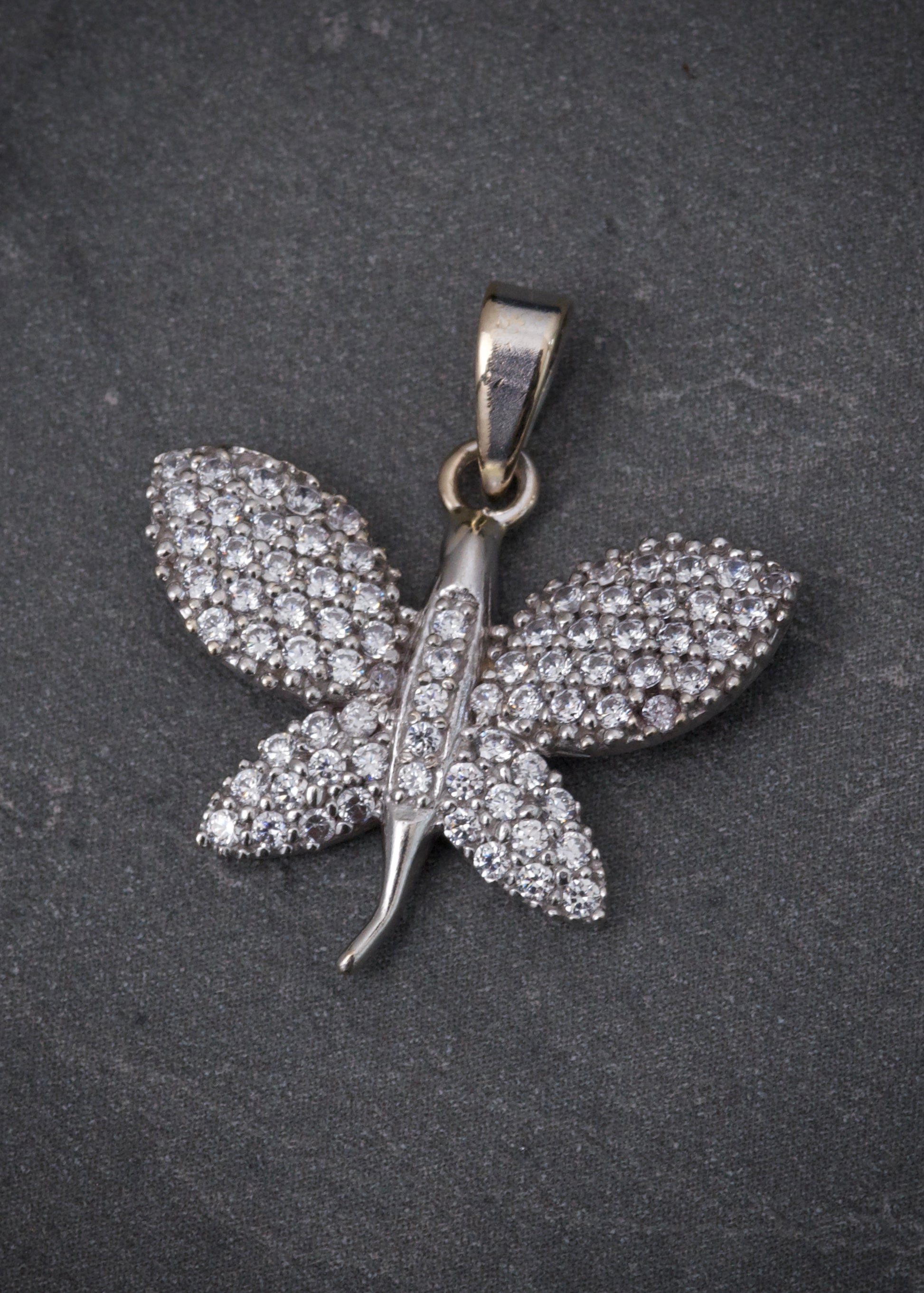 Dije mariposa con swarovski blanco 2.4gr / Largo 2.2cm / Oro Blanco italy cte M