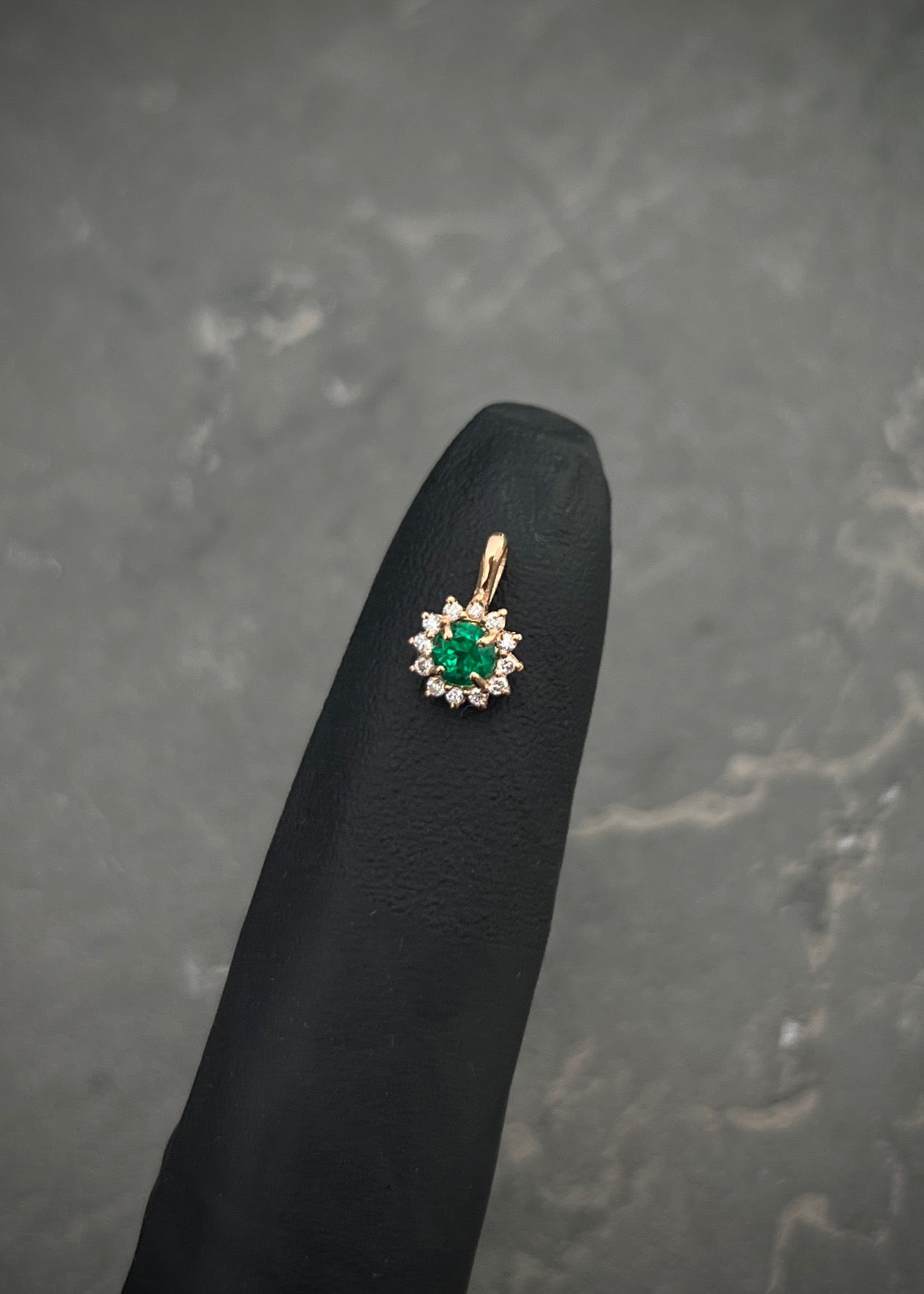 Dije con 19pts de esmeralda y 10pts de diamantes 0.45gr / Largo 1cm / Oro Rosado (Joya) B