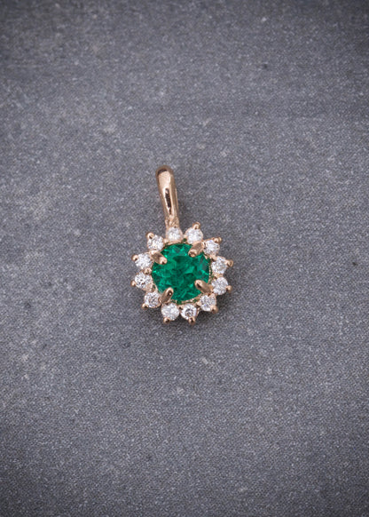 Dije flor con 43pts de esmeralda y 10pts de diamantes 0.7gr / Largo 1.1cm / Oro Rosado (Joya) P