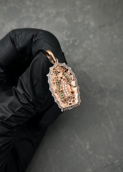 Dije virgen de guadalupe con swarovski verde y blanco 5.35gr / Largo 3.3cm / Oro Rosado Nac M