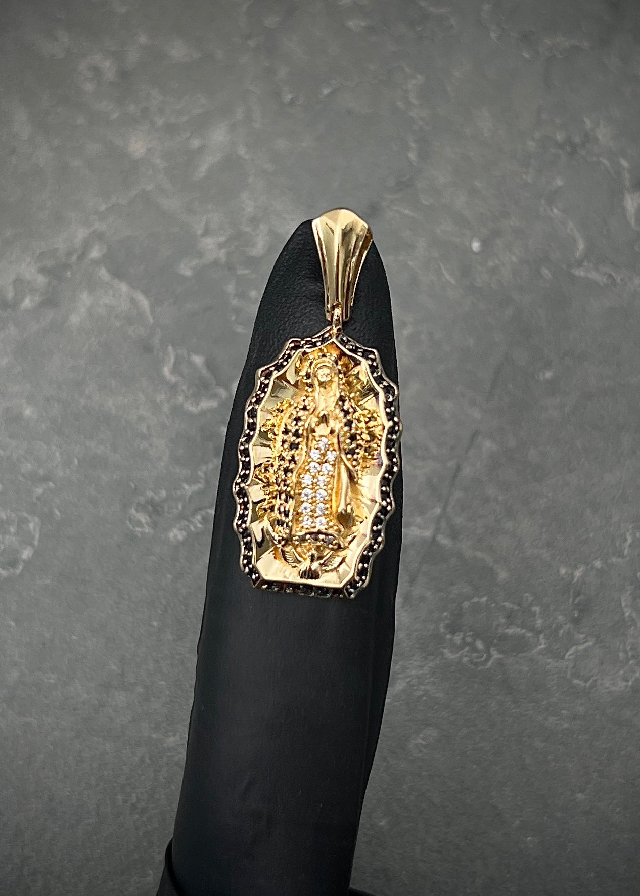 Dije virgen de guadalupe con swarovski negro y blanco 5.1gr / Largo 3.5cm / Oro Amarillo Nac M