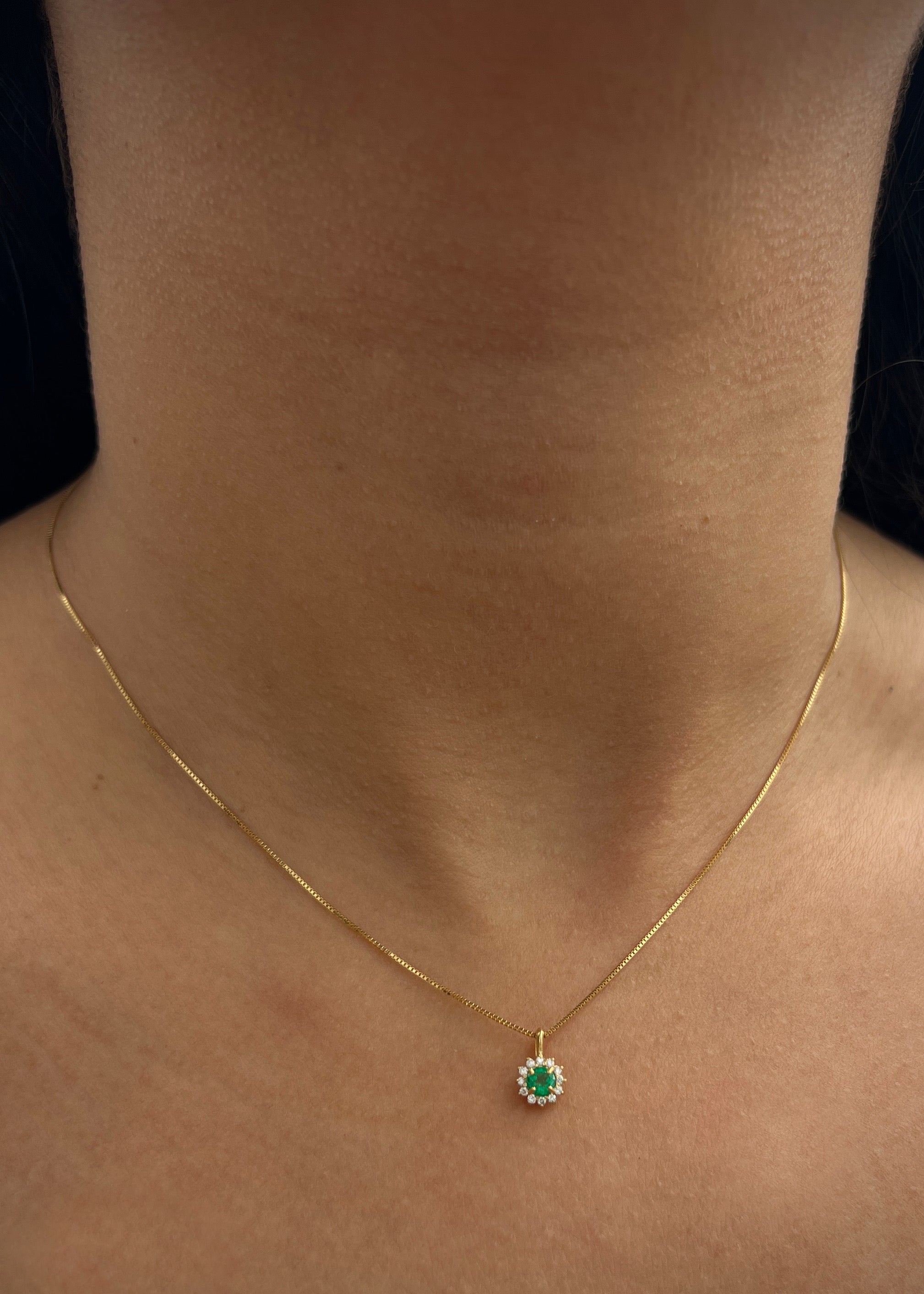 Dije con 16pts de esmeralda y 10pts de diamantes 0.45gr / Largo 1cm / Oro Amarillo (Joya) M