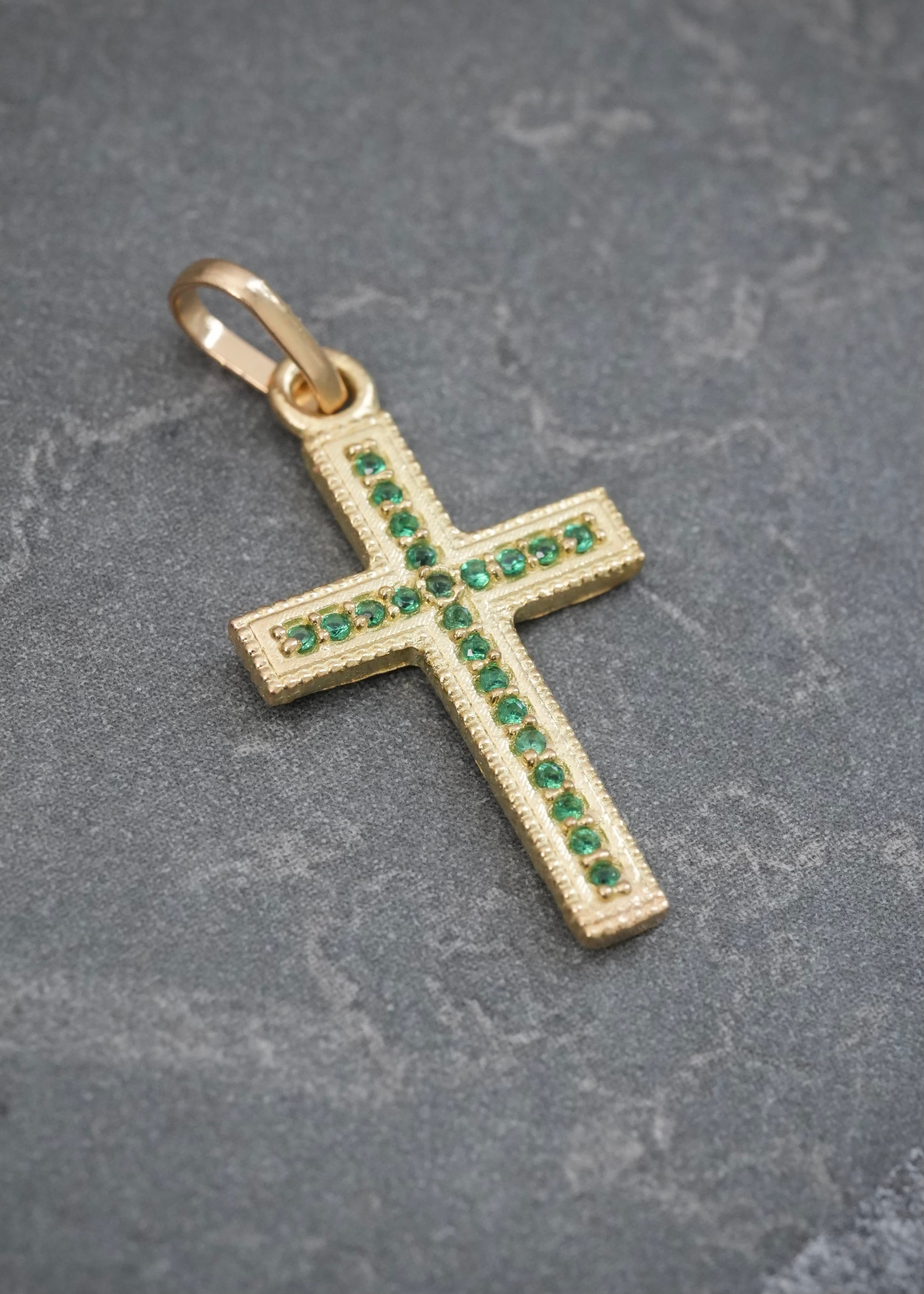 Dije Cruz con Swarovski Verde 1.3gr / 2.6cm / 12.9mm — Oro Amarillo
