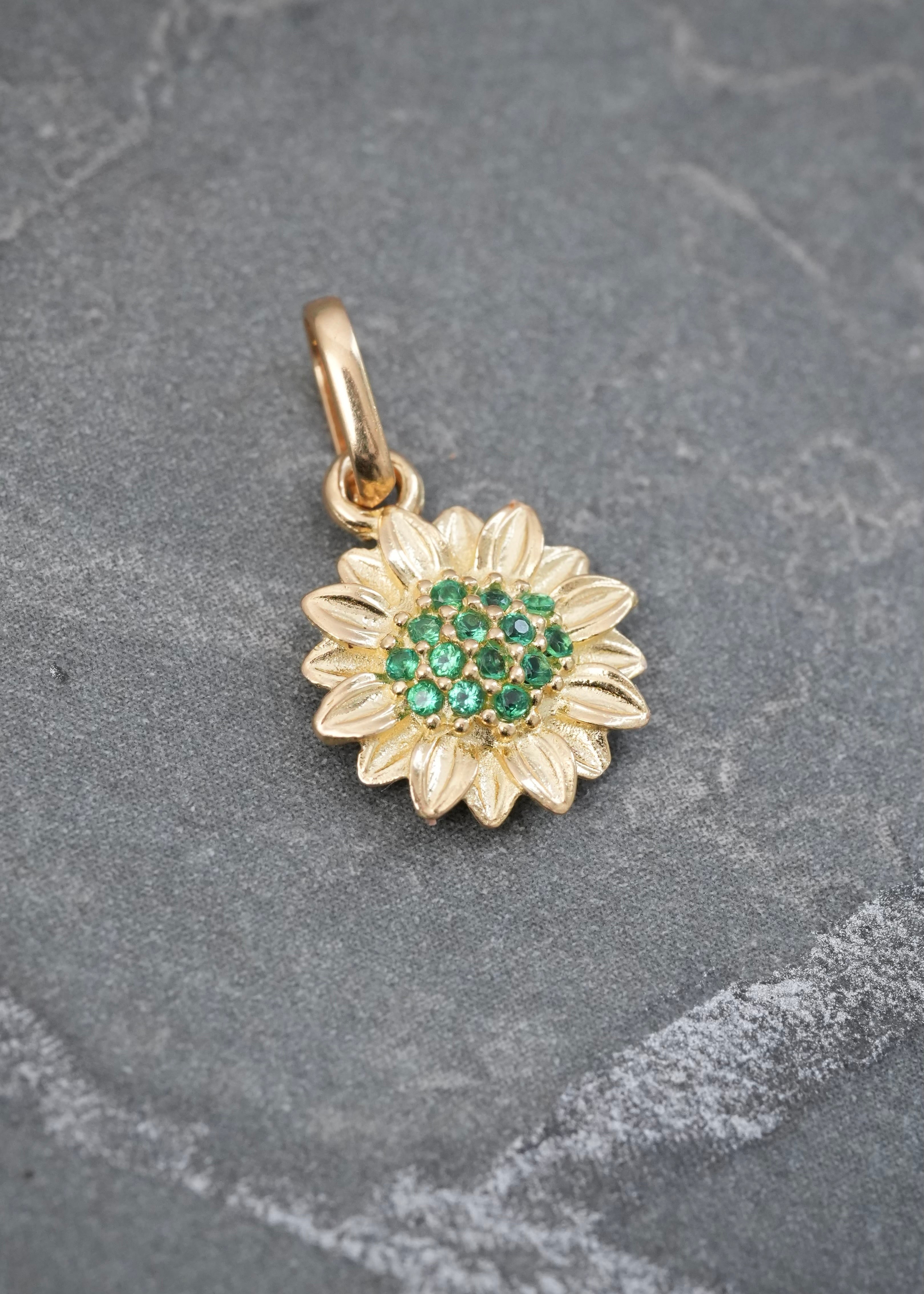 Dije Girasol con Swarovski Verde 0.95gr / 1.6cm / 10.5mm — Oro Amarillo