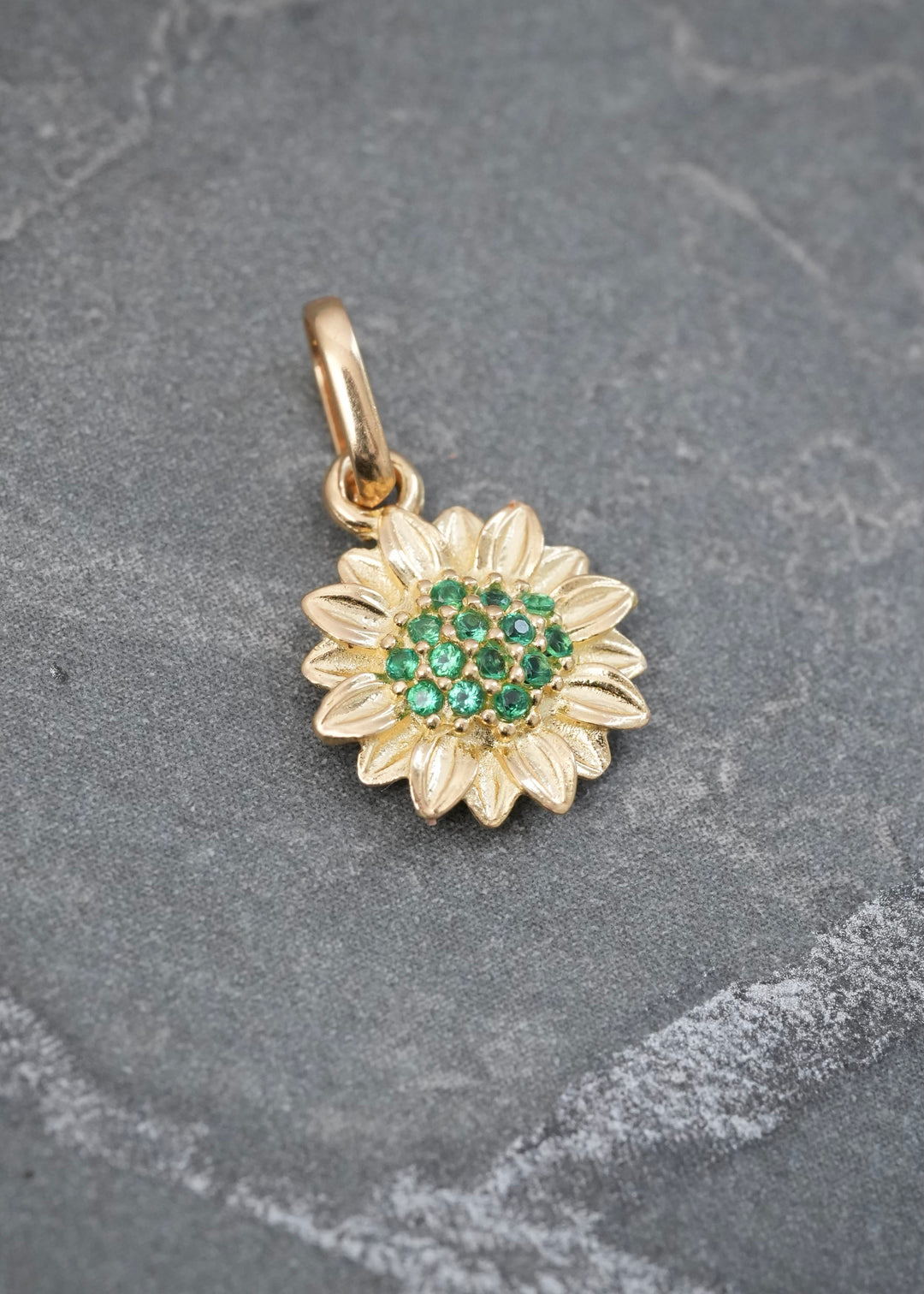 Dije Girasol con Swarovski Verde 0.95gr / 1.7cm / 10.2mm — Oro Amarillo