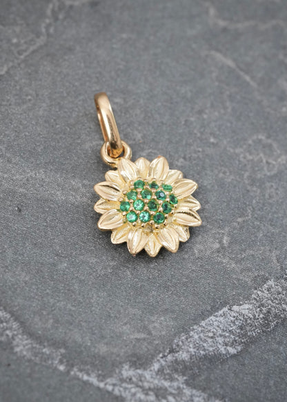 Dije Girasol con Swarovski Verde 0.95gr / 1.7cm / 10.2mm — Oro Amarillo