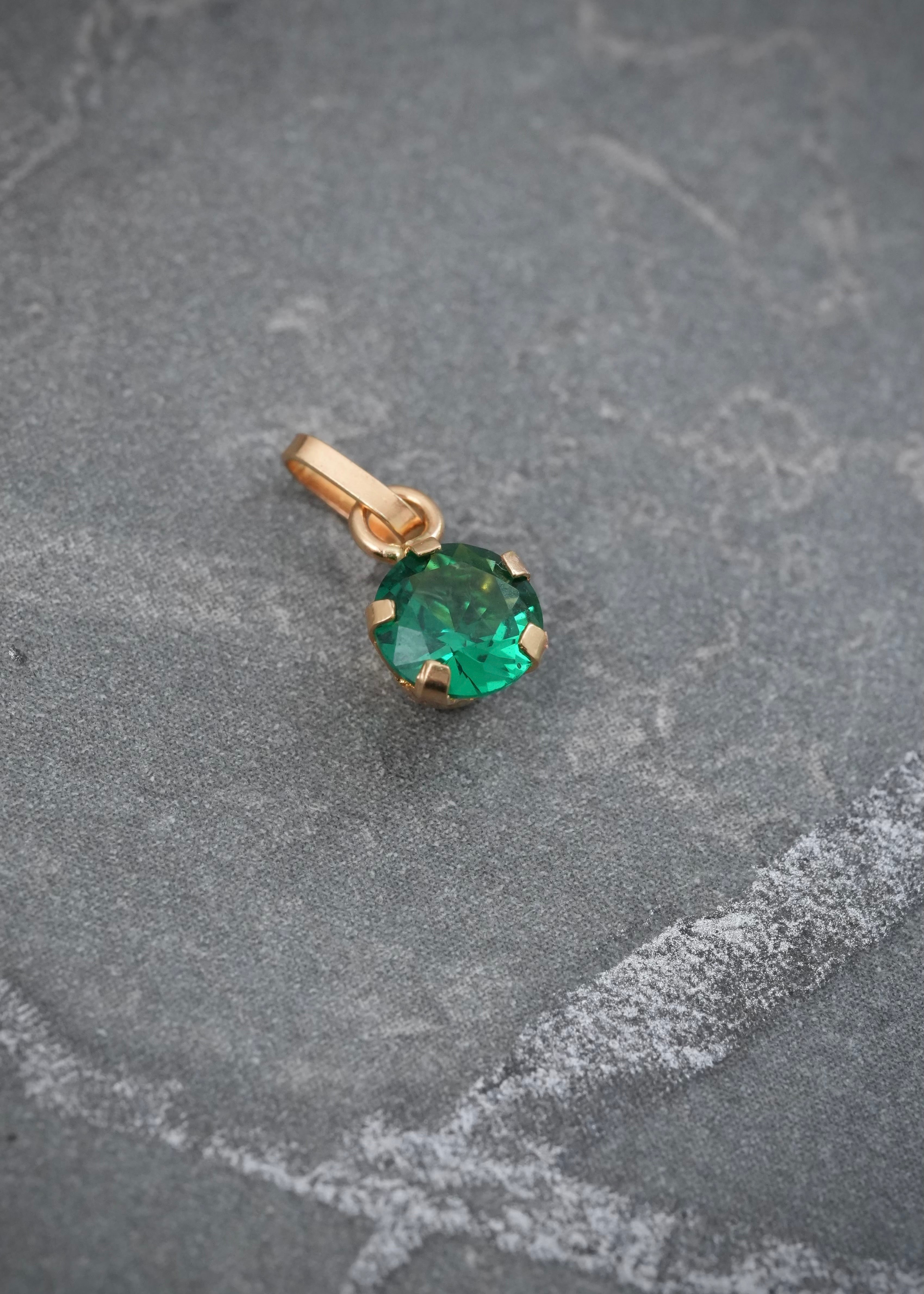 Dije con Swarovski Verde 0.25gr / 1.1cm / 5.2mm — Oro Amarillo