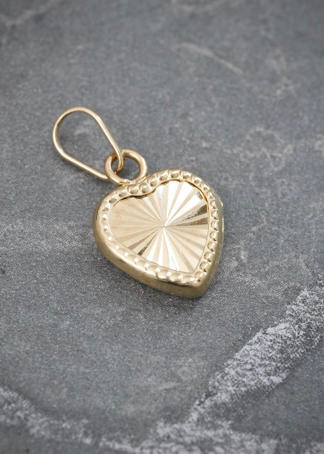 Dije Corazon Diamantado 0.85gr / 1.9cm / 10.9mm — Oro Amarillo