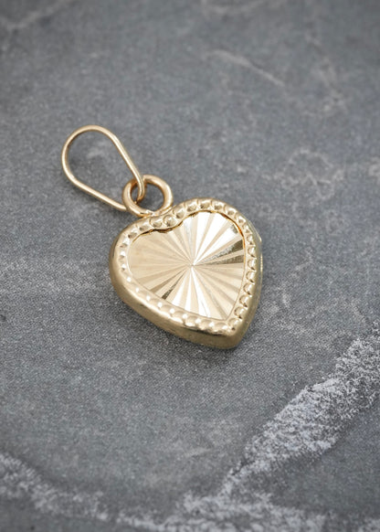 Dije Corazon Diamantado 0.85gr / 1.9cm / 10.9mm — Oro Amarillo