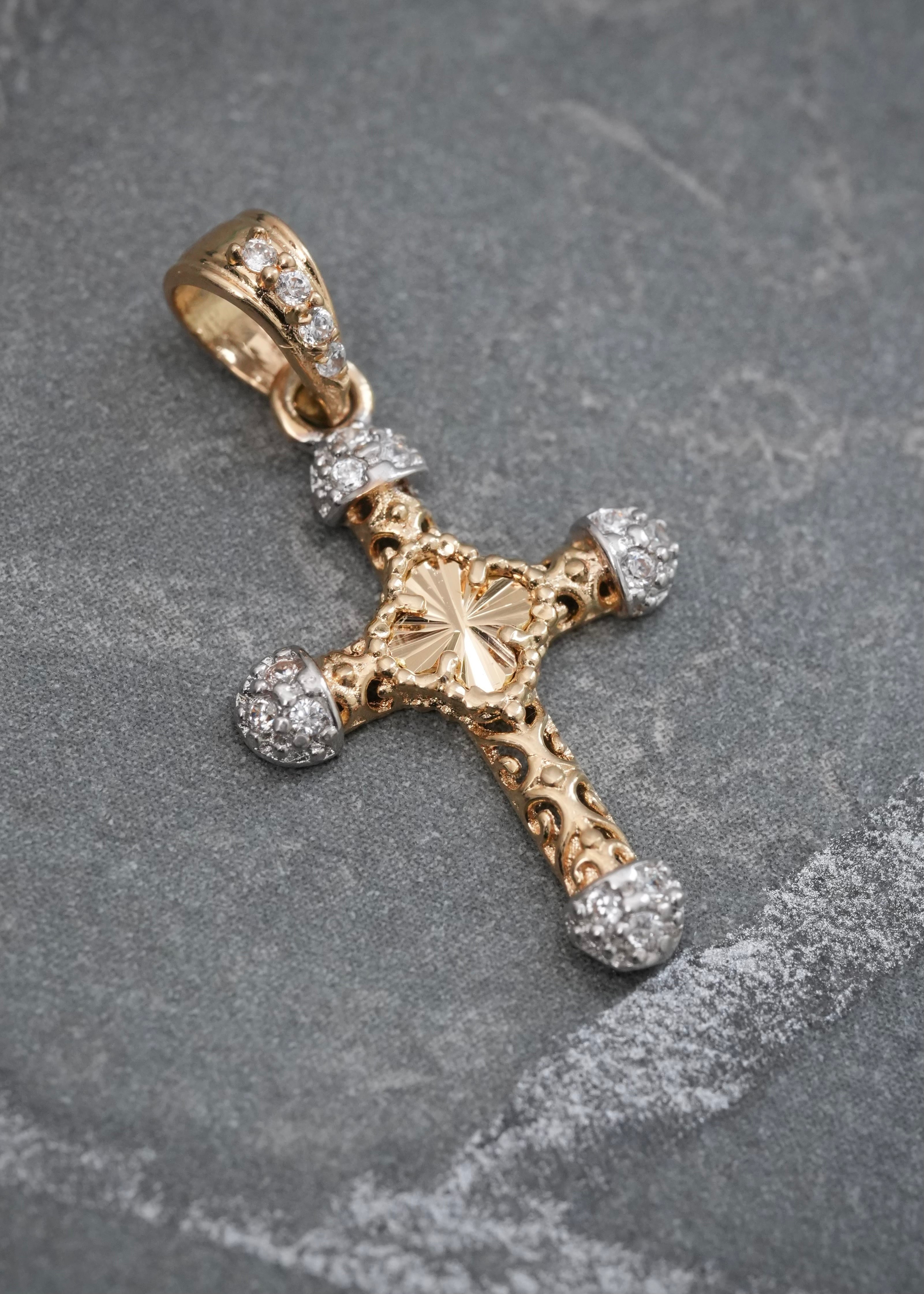 Dije Cruz con Swarovski Blanco 1.15gr / 2.4cm / 13.4mm — Oro Amarillo