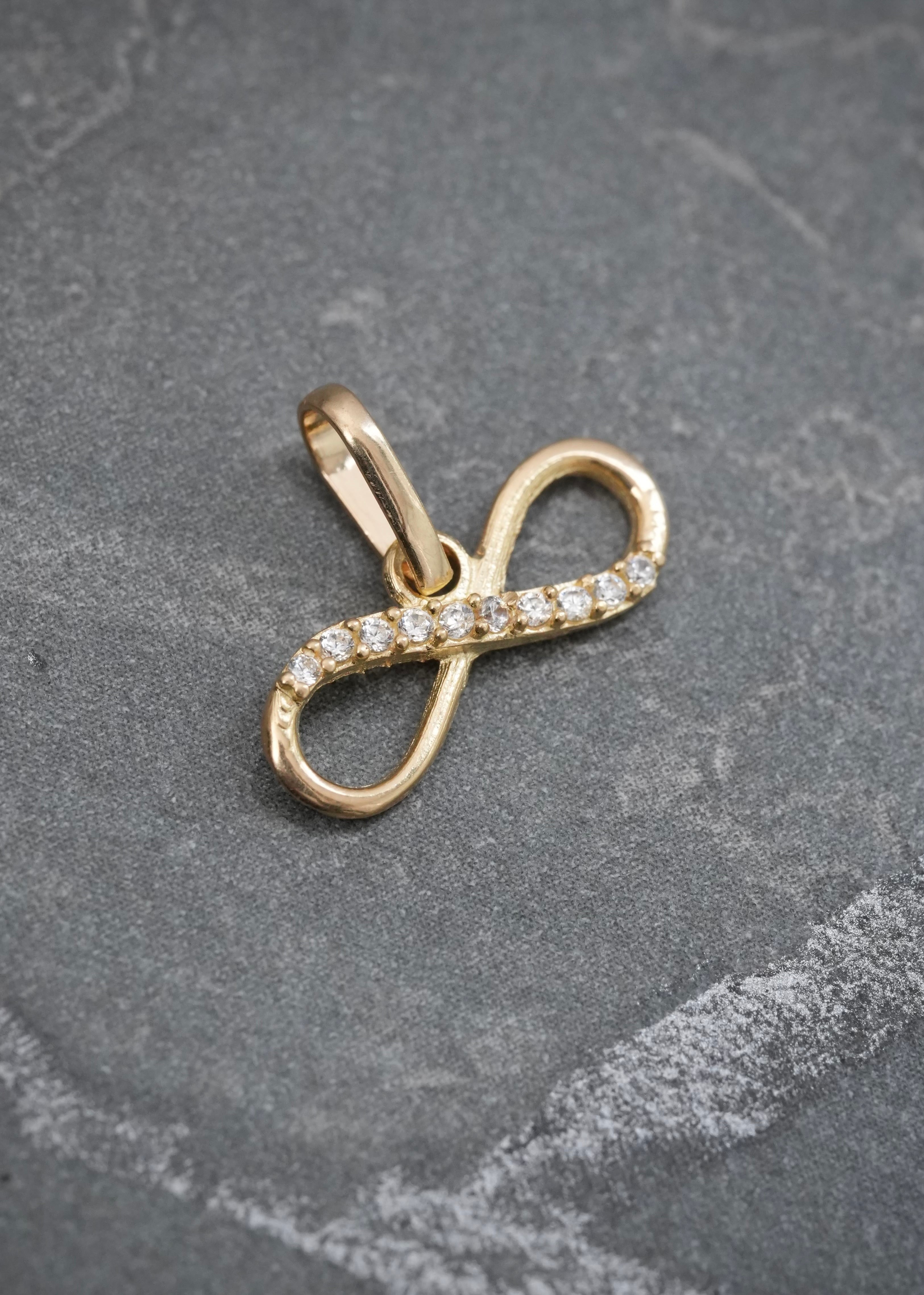 Dije Infinito con Swarovski Blanco 0.5gr / 1cm / 14.6mm — Oro Amarillo