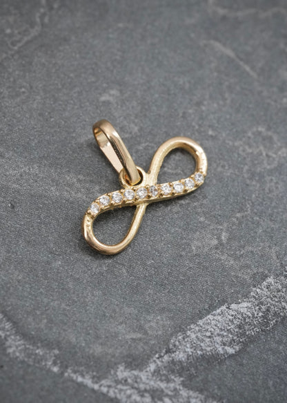 Dije Infinito con Swarovski Blanco 0.5gr / 1cm / 14.6mm — Oro Amarillo