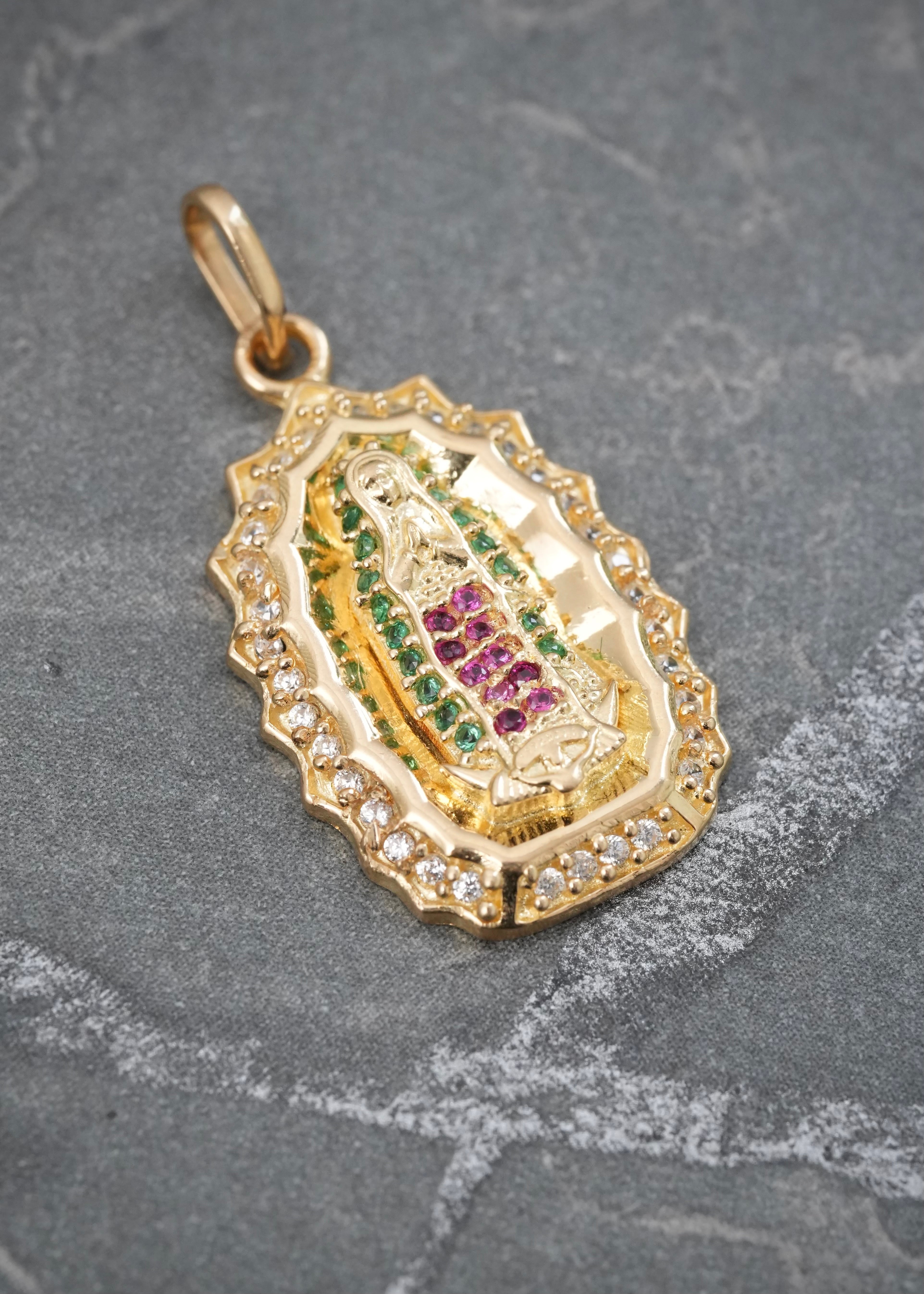 Dije Virgen de Guadalupe con Swarovski 3.4gr / 2.7cm / 14mm — Oro Amarillo