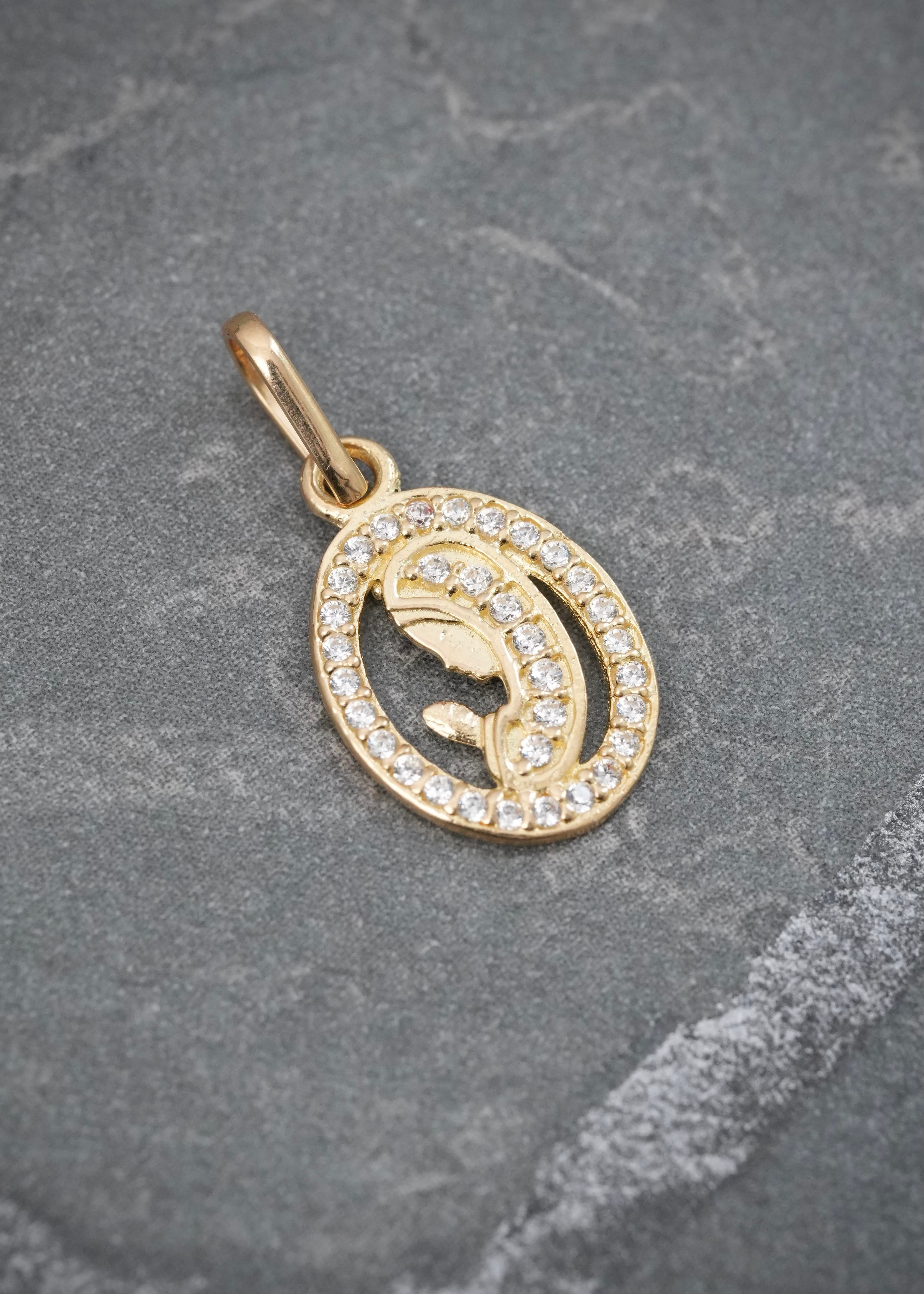 Dije Virgen Maria con Swarovski Blanco 0.75gr / 1.9cm / 9.3mm — Oro Amarillo