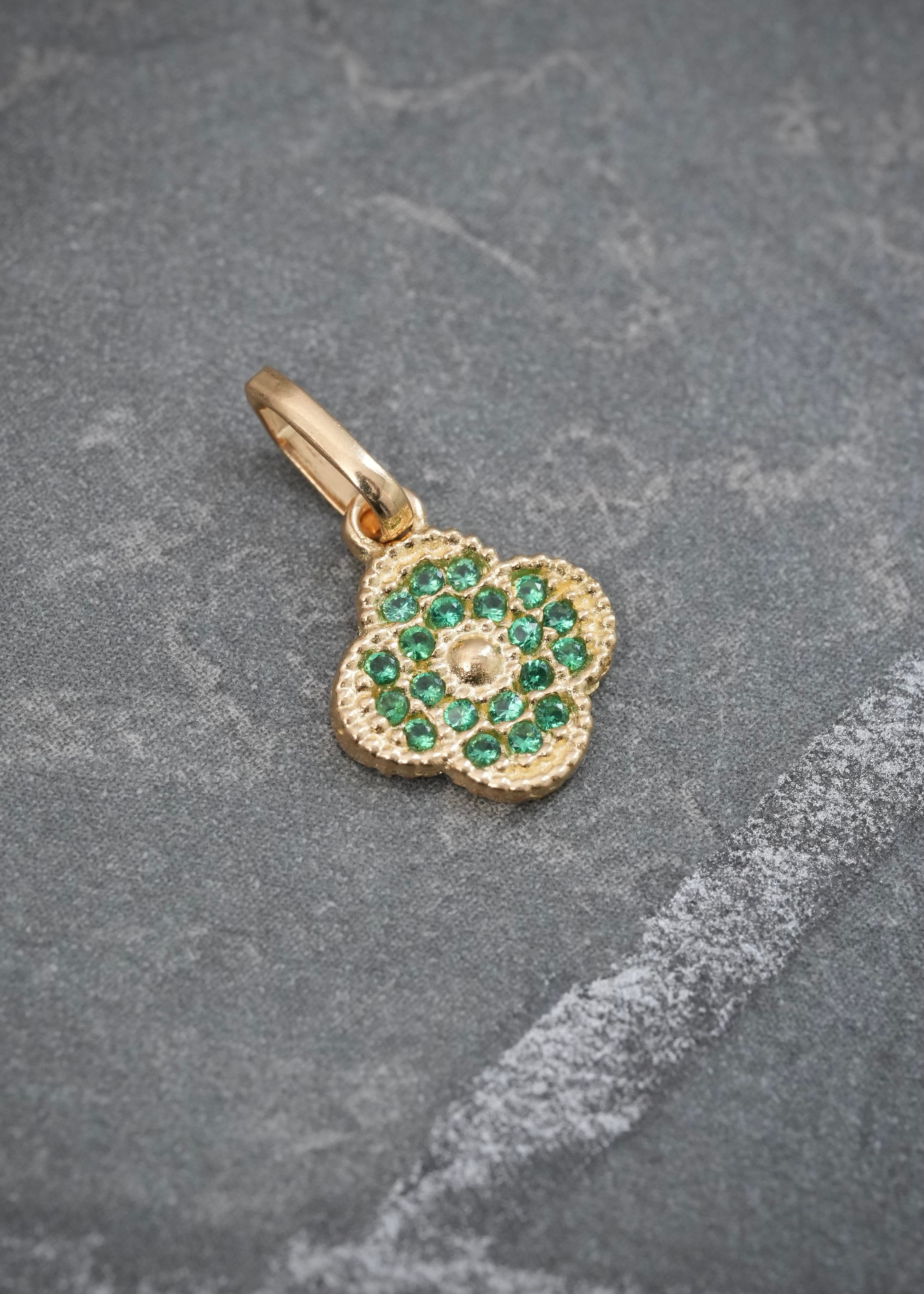 Dije Flor con Swarovski Verde 0.75gr / 1.5cm / 9mm — Oro Amarillo