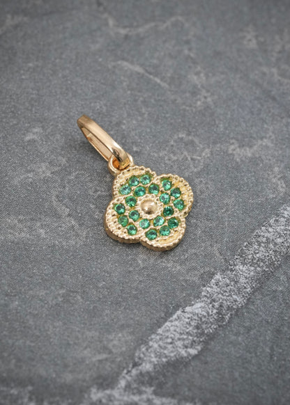 Dije Flor con Swarovski Verde 0.75gr / 1.5cm / 9mm — Oro Amarillo
