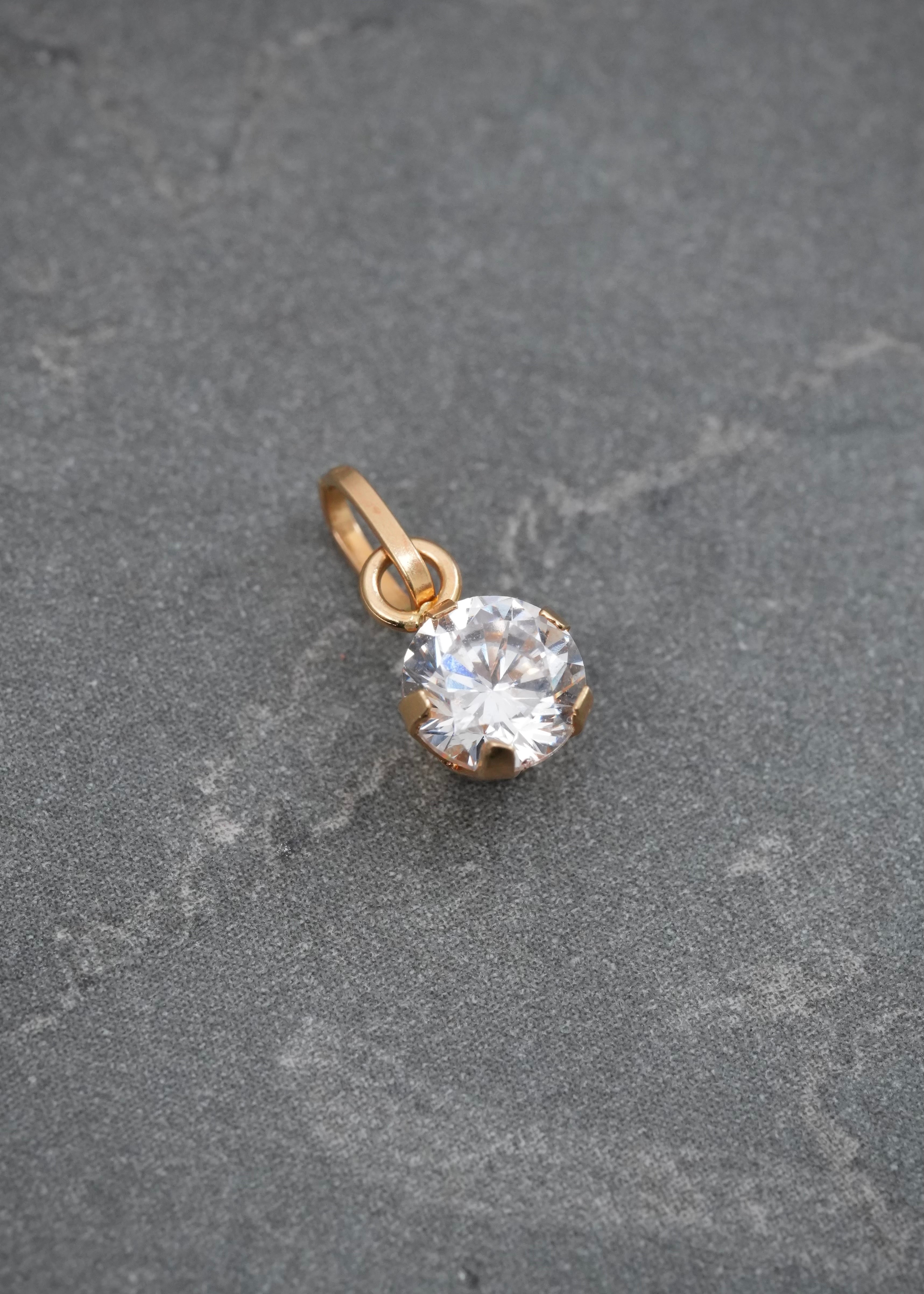 Dije con Swarovski Blanco 0.35gr / 1.1cm / 5.2mm — Oro Amarillo