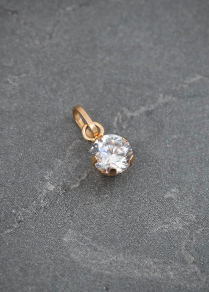 Dije con Swarovski Blanco 0.35gr / 1.1cm / 5.2mm — Oro Amarillo