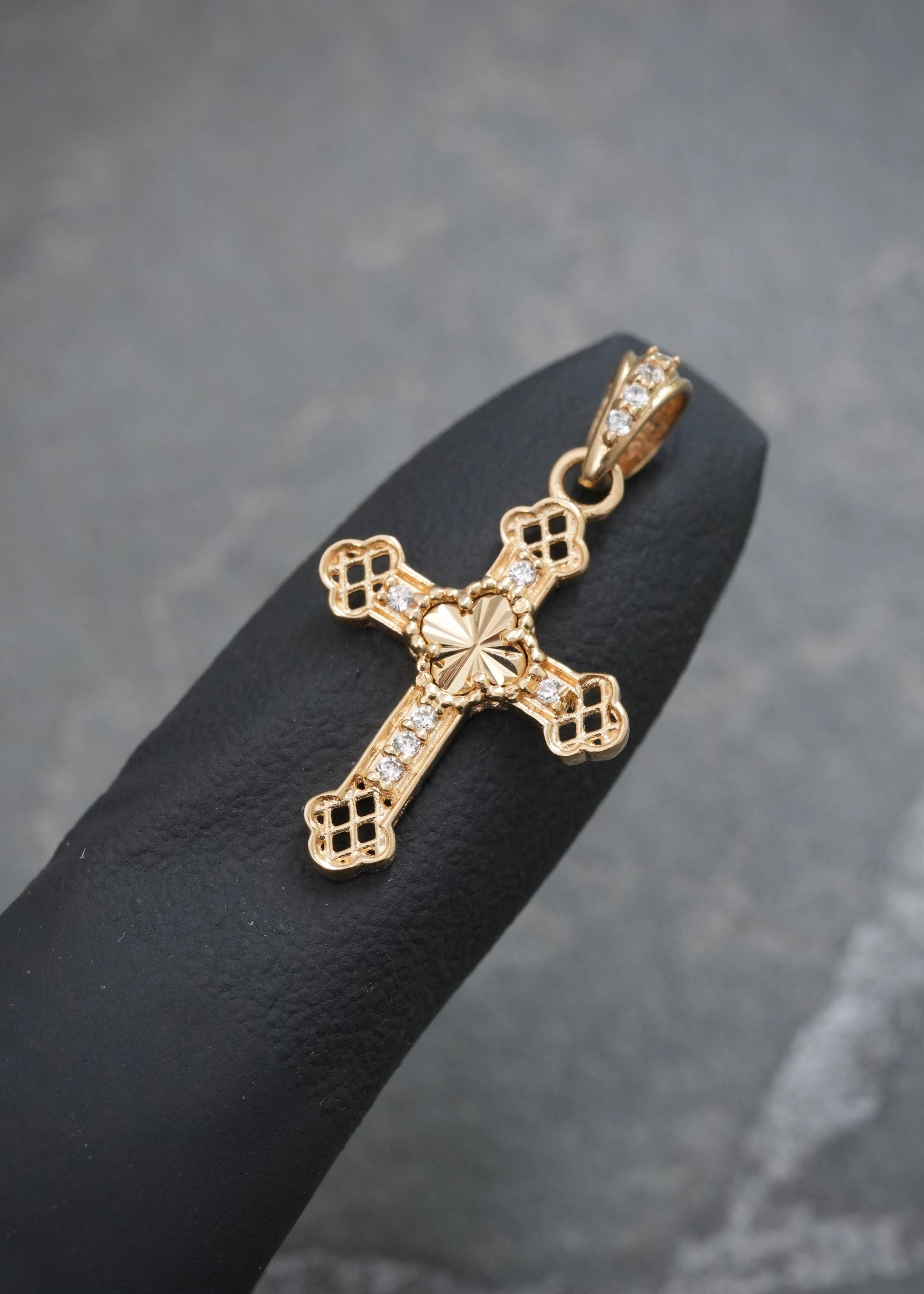 Dije Cruz con Swarovski Blanco 1.1gr / 2.4cm / 13.6mm — Oro Amarillo