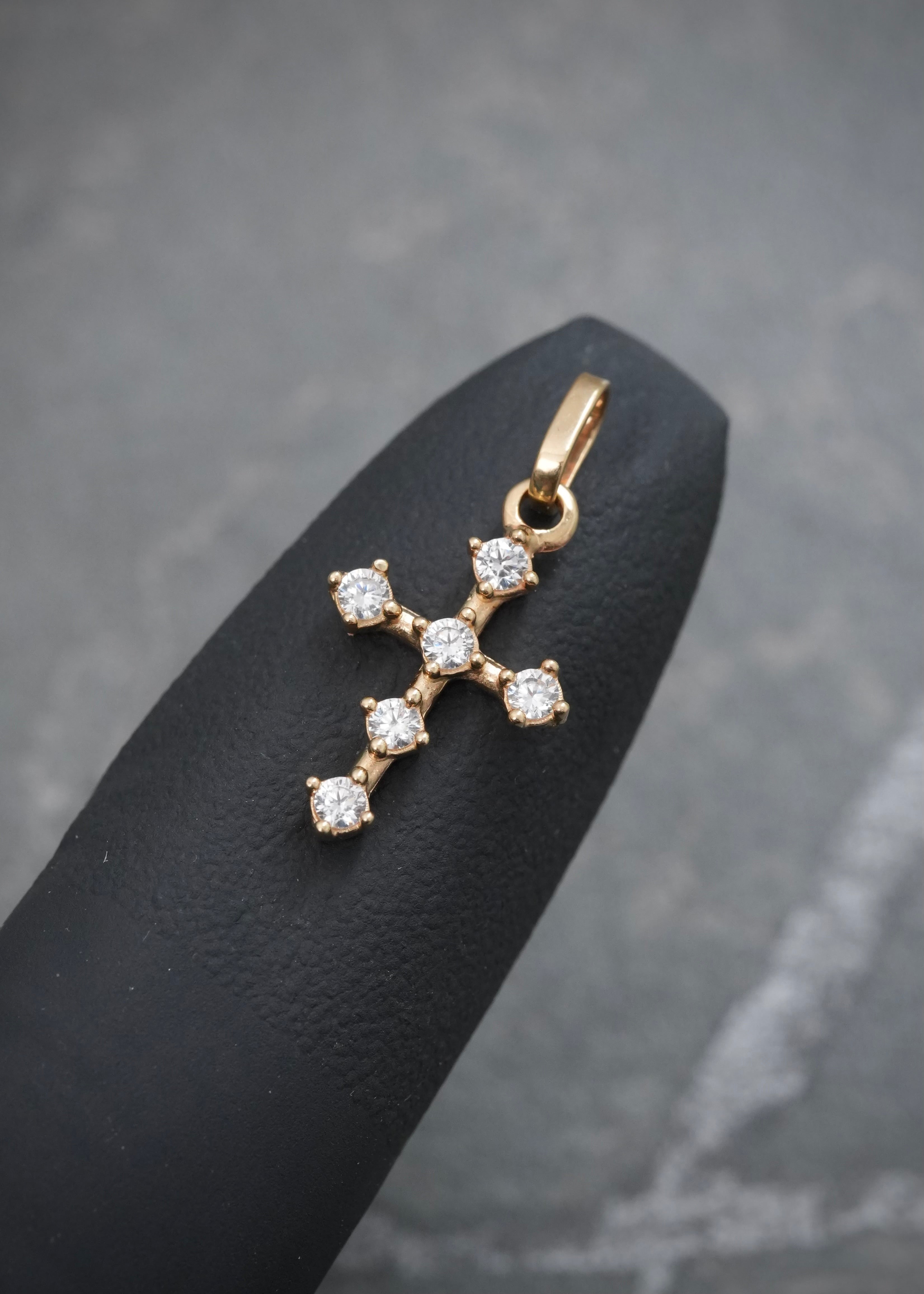 Dije Cruz con Swarovski Blanco 1gr / 2.1cm / 10.8mm — Oro Amarillo