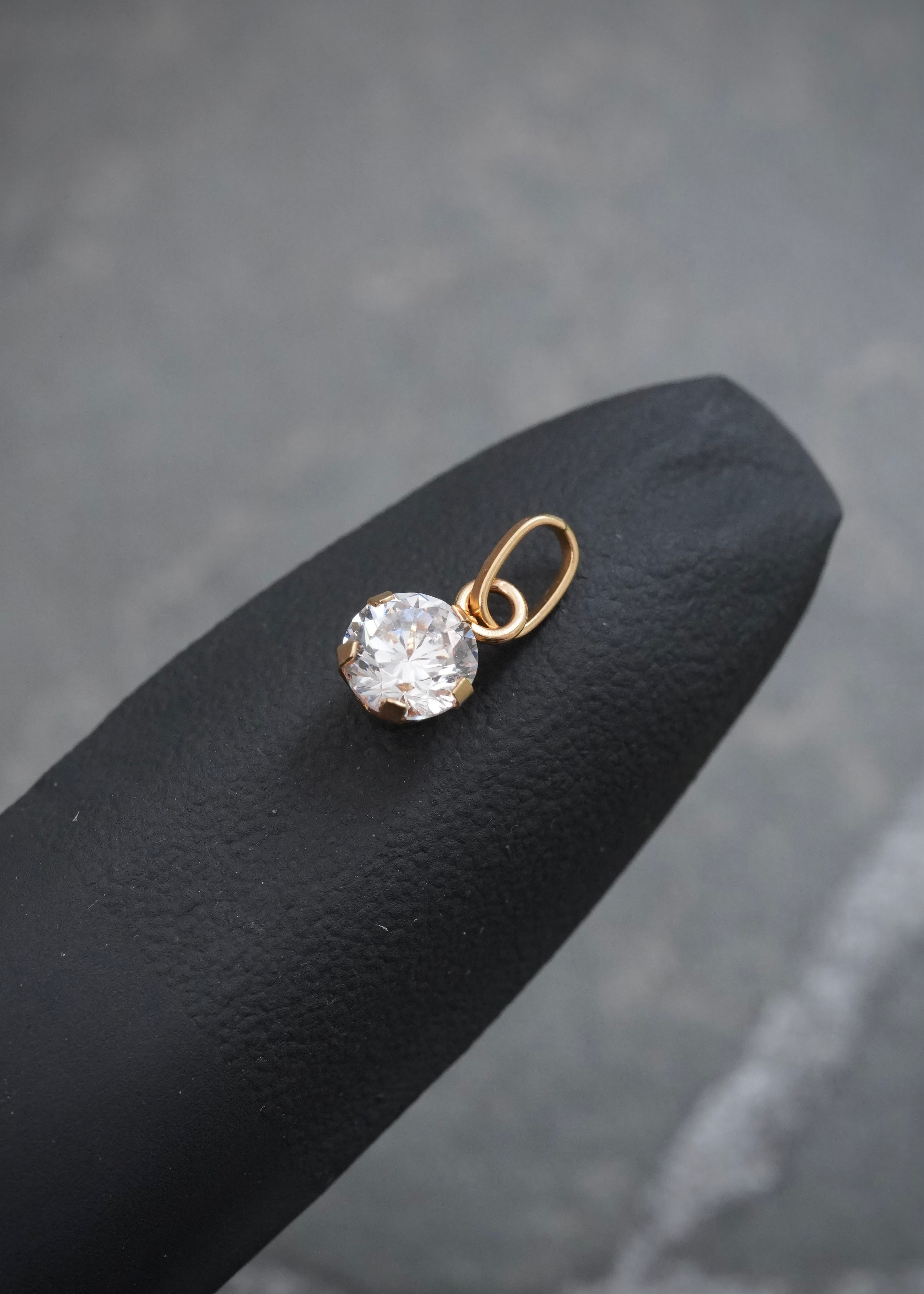Dije con Swarovski Blanco 0.35gr / 1.1cm / 5.2mm — Oro Amarillo