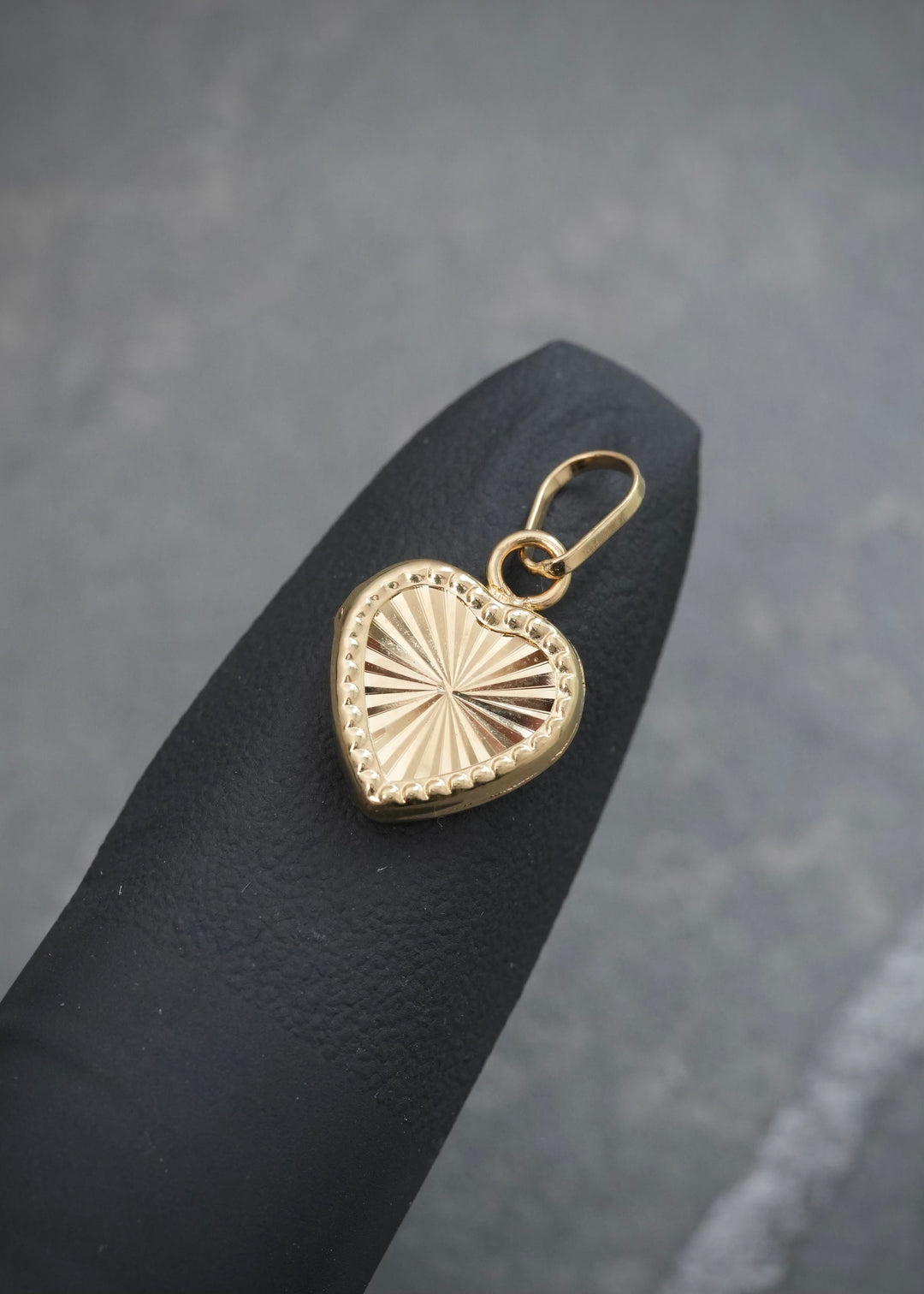 Dije Corazon Diamantado 0.85gr / 1.9cm / 10.9mm — Oro Amarillo