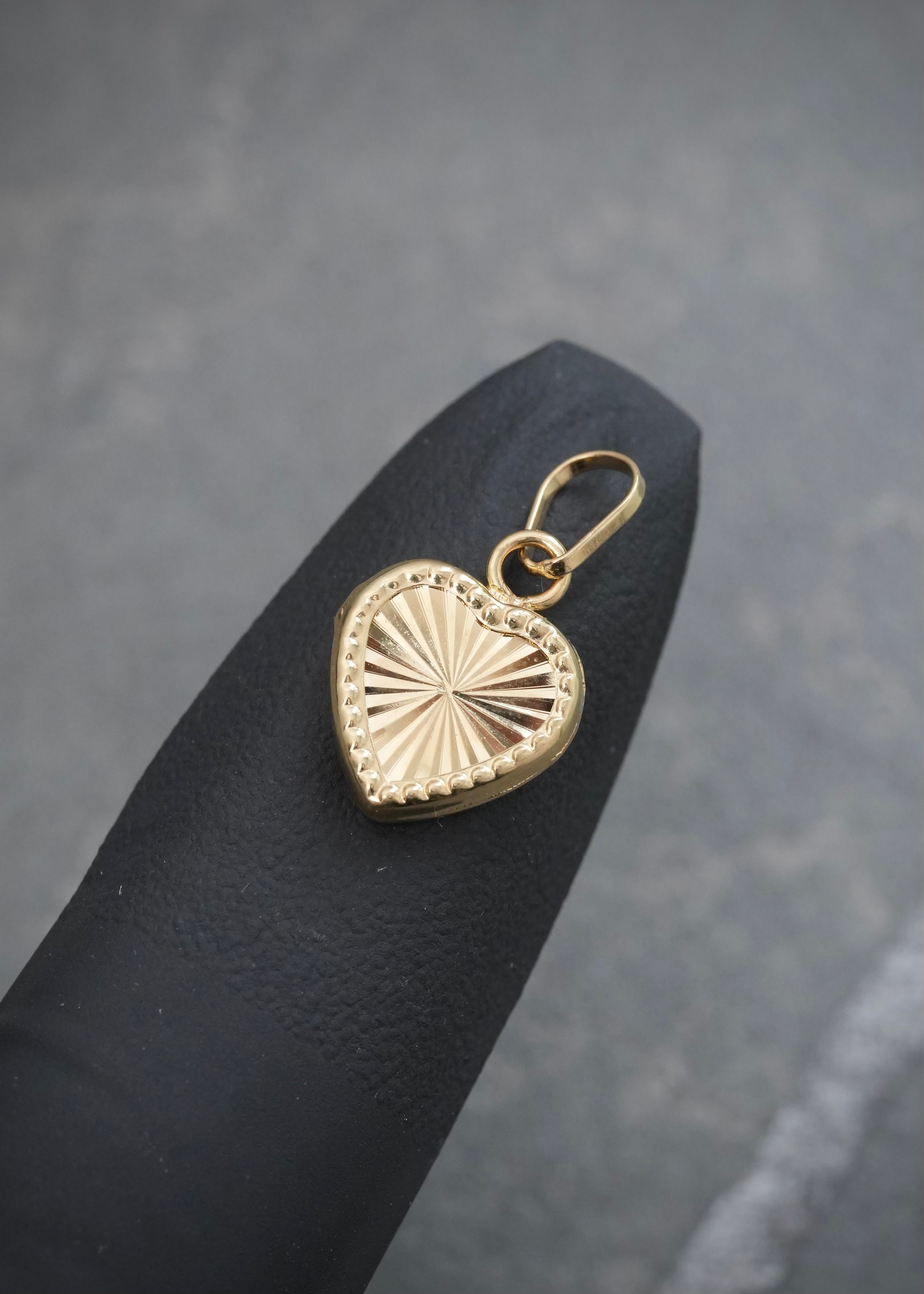 Dije Corazon Diamantado 0.85gr / 1.9cm / 10.9mm — Oro Amarillo